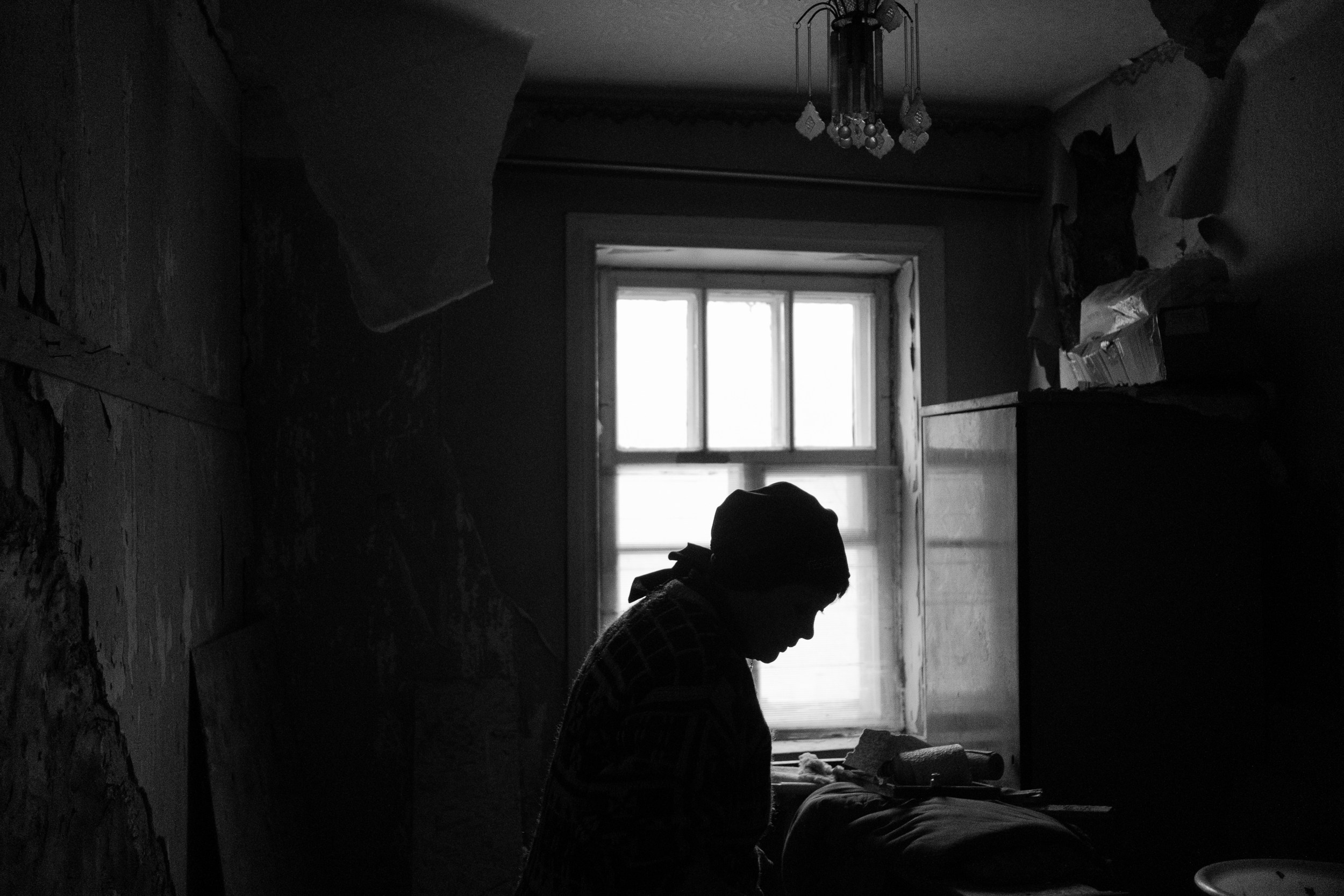 6. Тишина. Она стояла у окна и молчала. Я стояла с камерой — и тоже молчала.