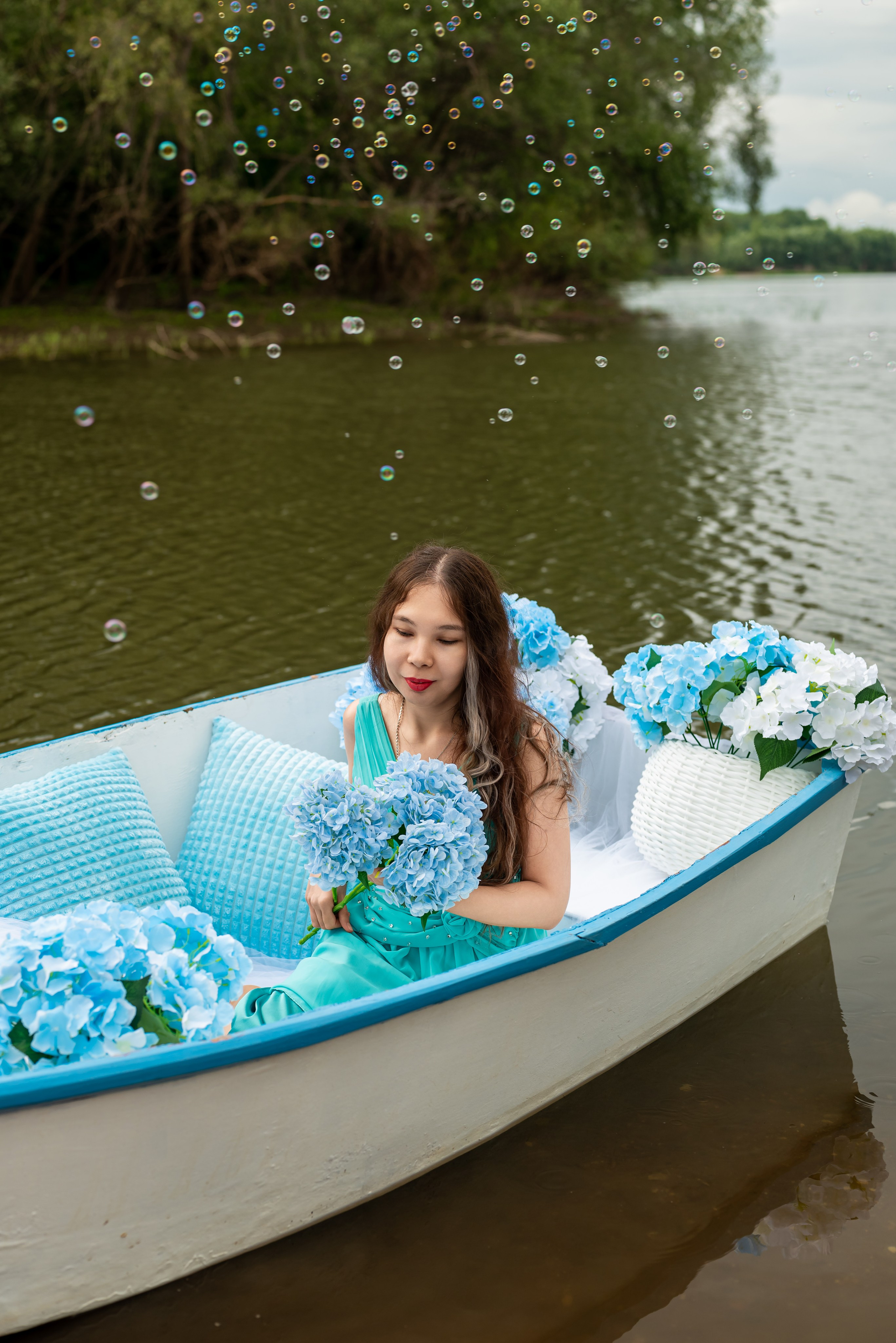 Фотопроект на лодке с голубыми гортензиями. Фотограф в городе Салават