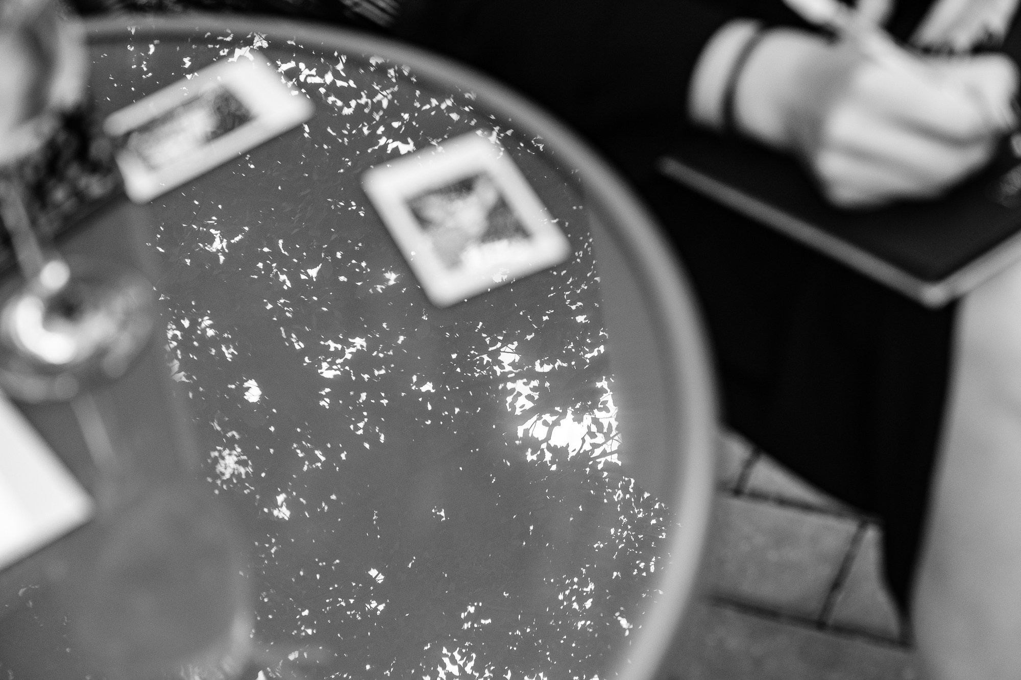 Черно-белая свадьба с вечерней церемонией под деревом. Свадебный фотограф Элли Федосеева