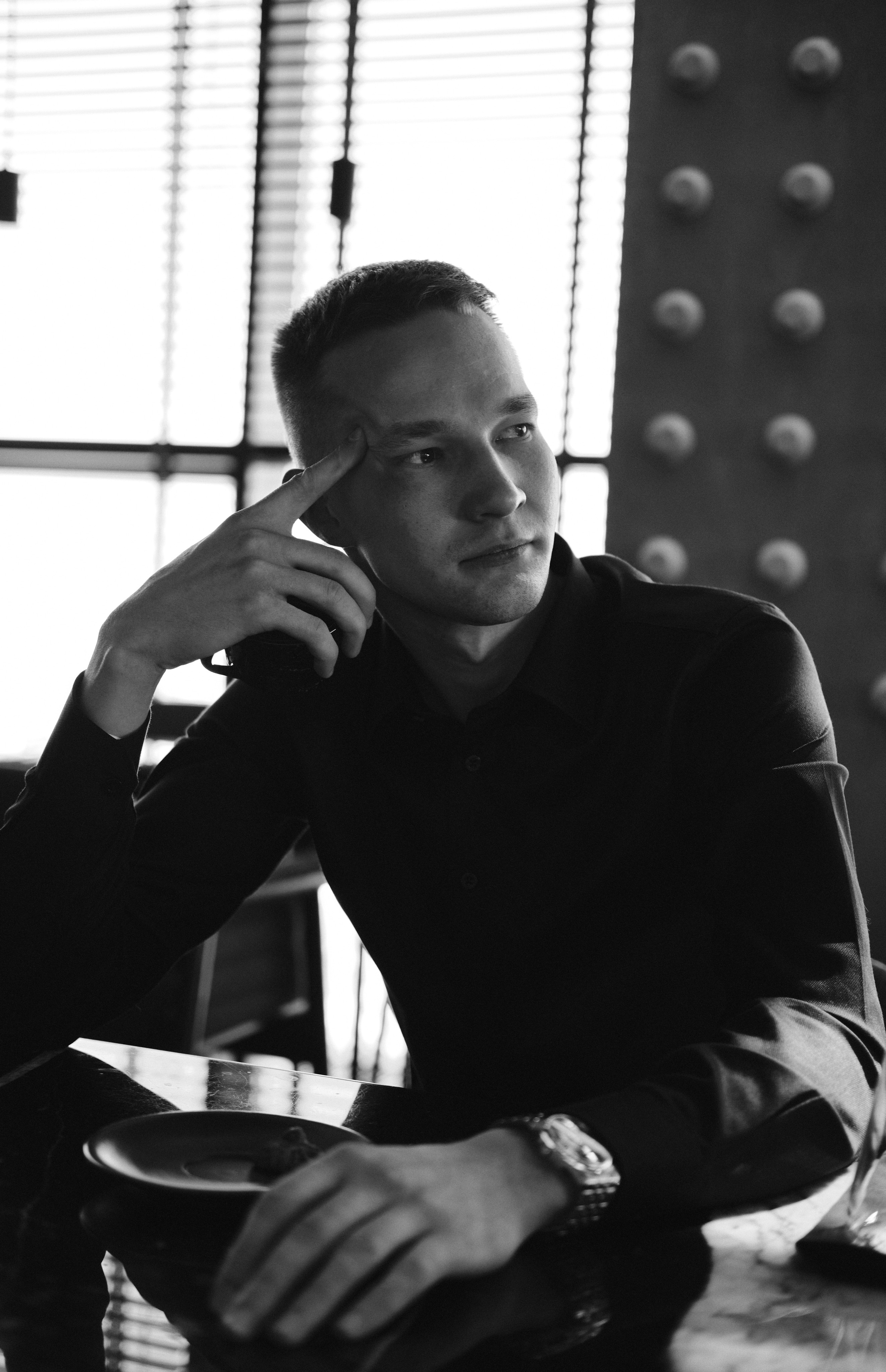 фотосессия в ресторане ижевска. мужчина с чашкой кофе