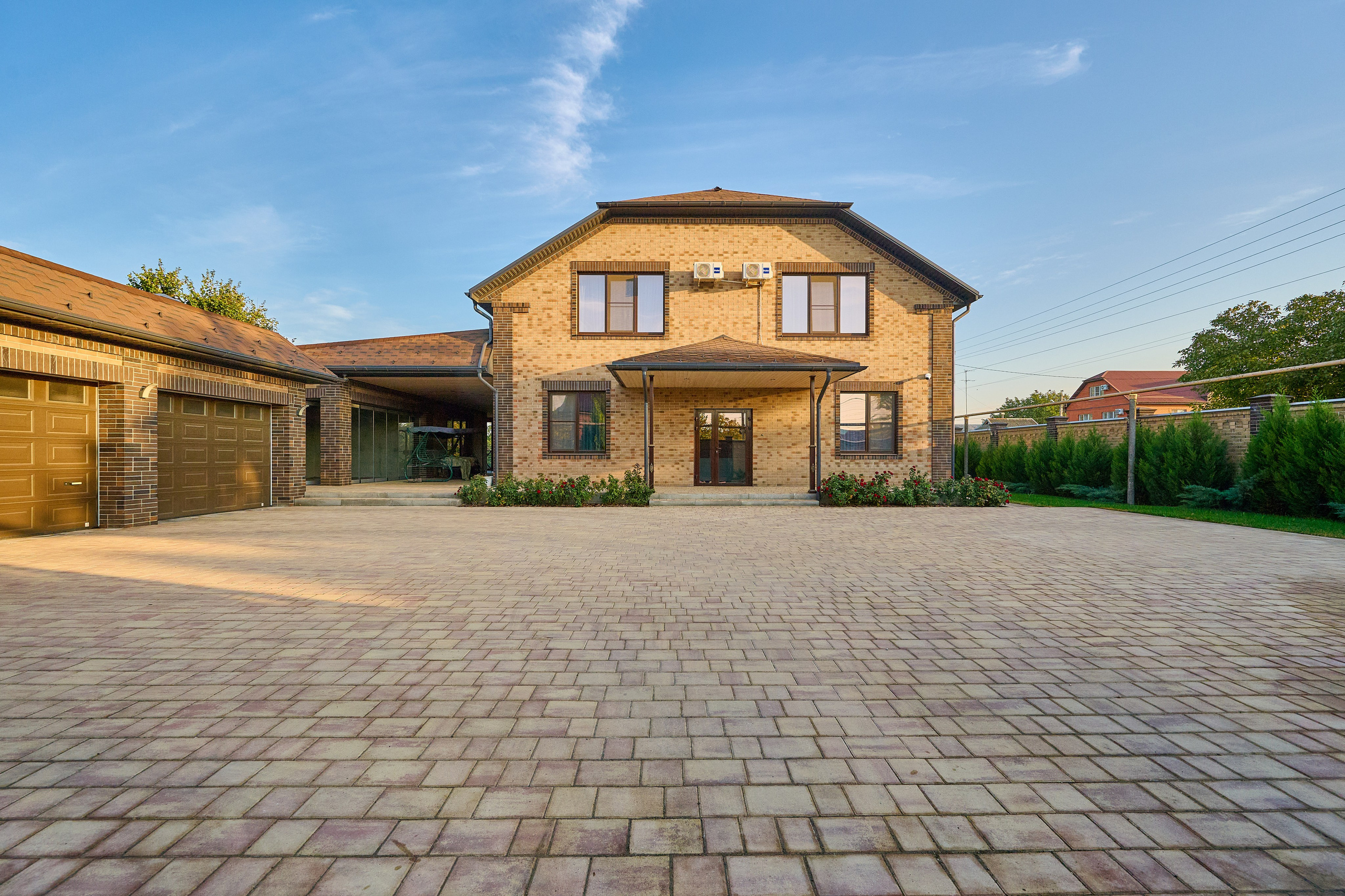 двухэтажный дом большая территория кирпичный светлый дом 