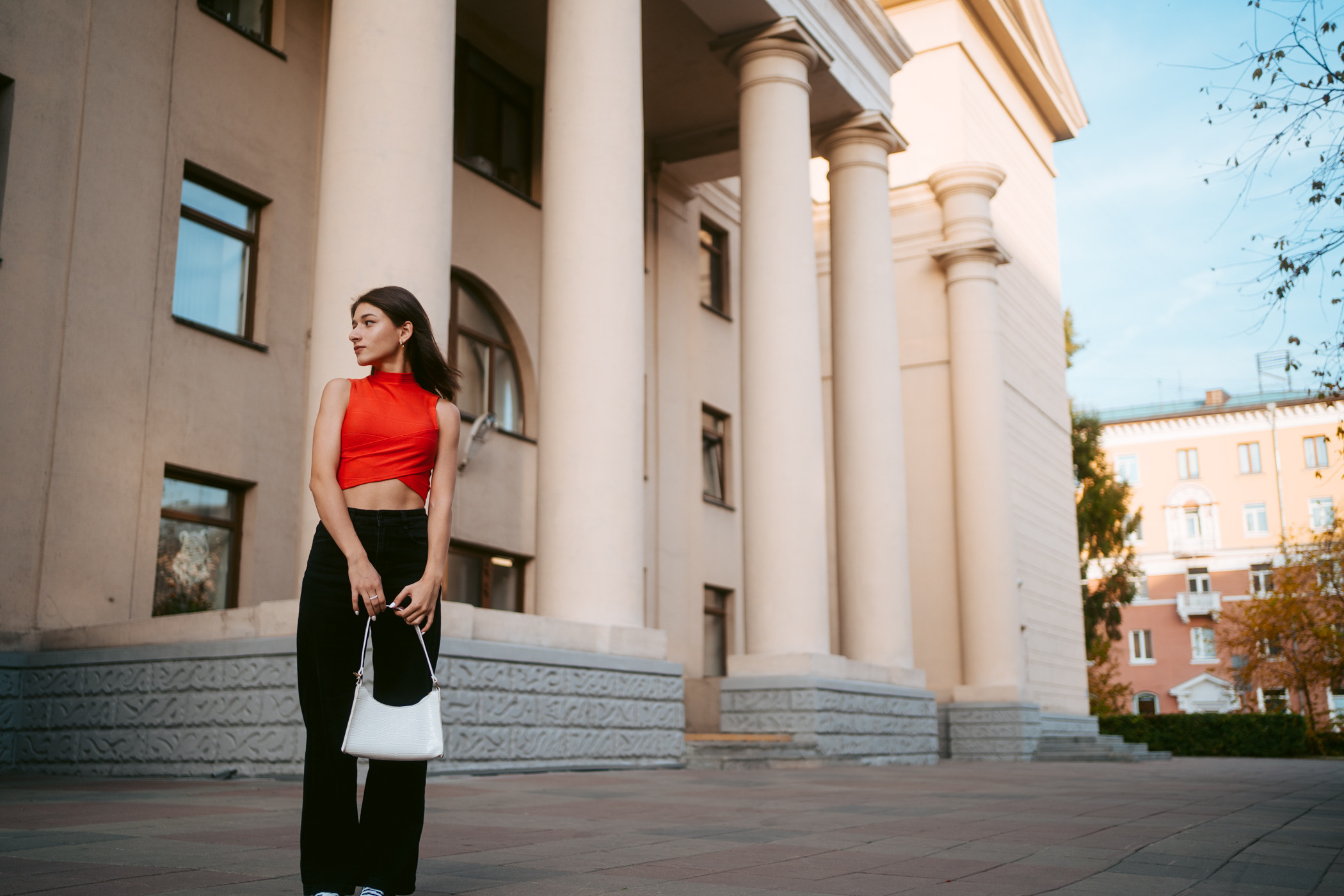 Драмтеатр (Весенняя, 11)