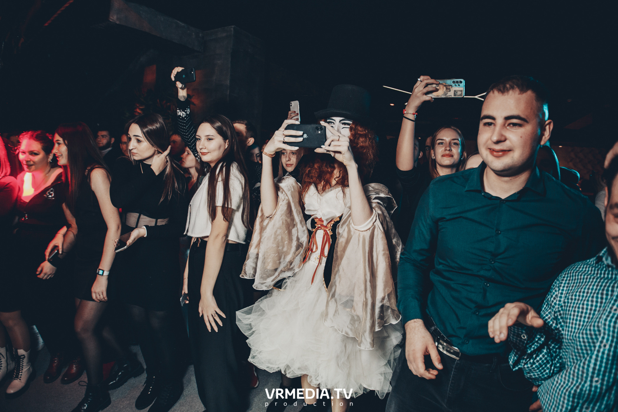 Театр мёртвых кукол в баре «DOSKI»