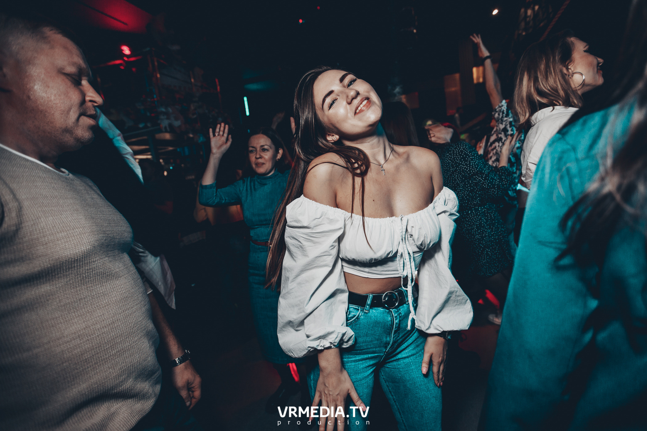 Театр мёртвых кукол в баре «DOSKI»