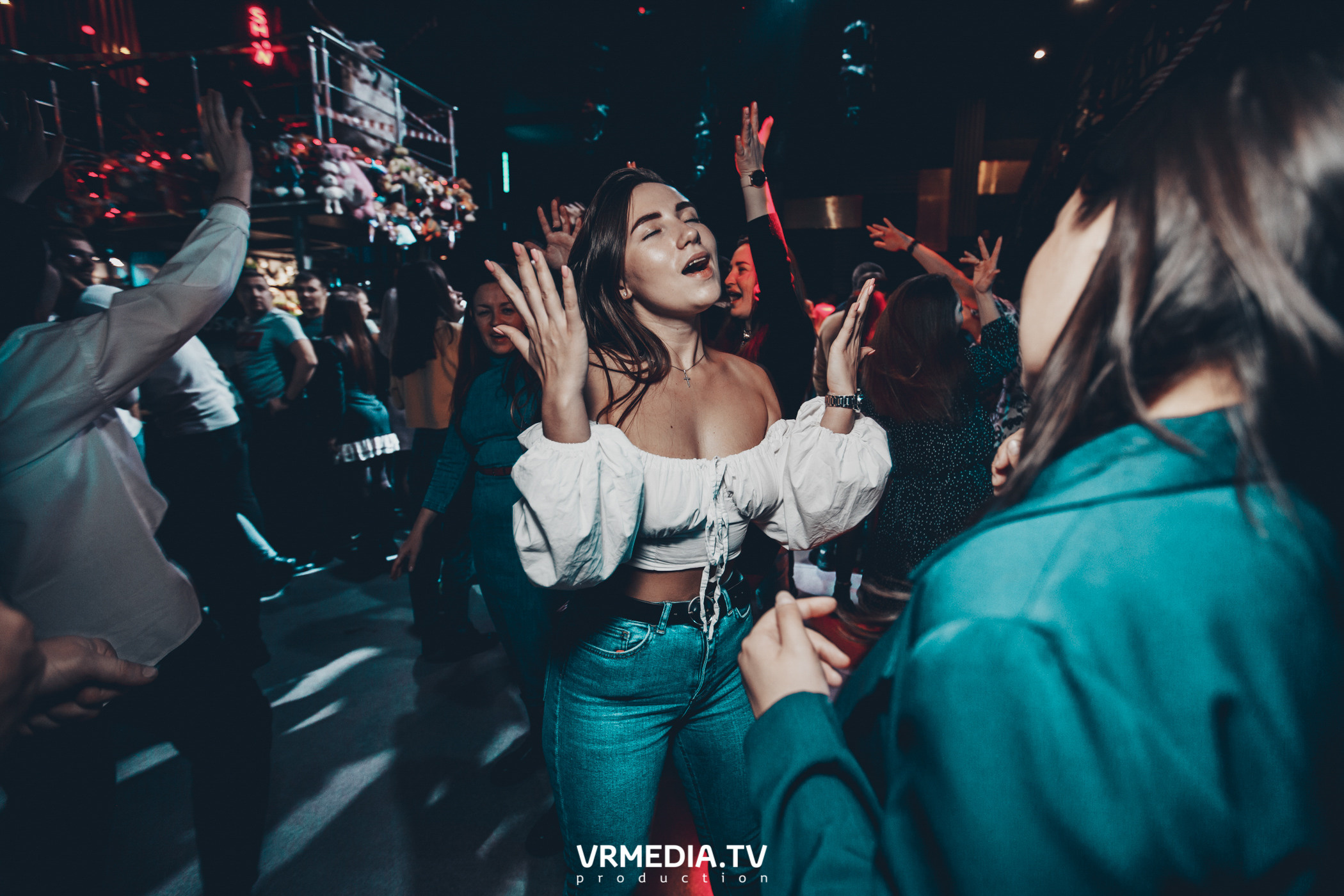 Театр мёртвых кукол в баре «DOSKI»