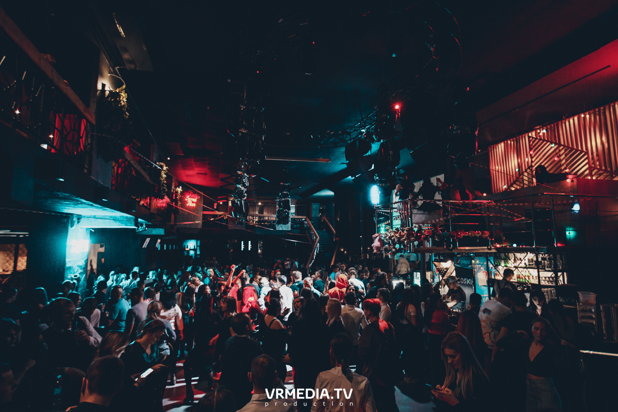 Театр мёртвых кукол в баре «DOSKI»