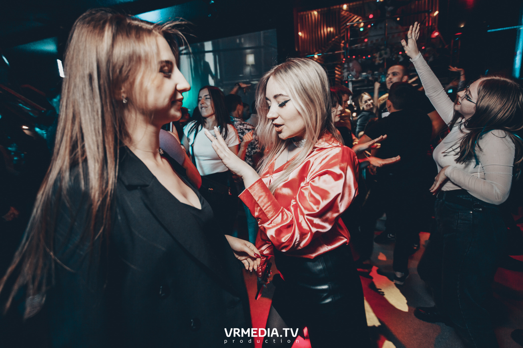 Театр мёртвых кукол в баре «DOSKI»