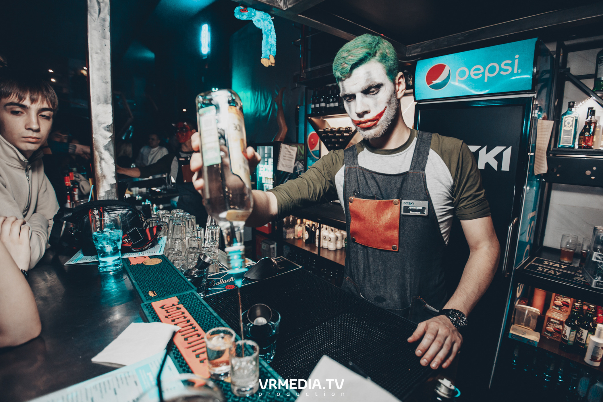 Театр мёртвых кукол в баре «DOSKI»