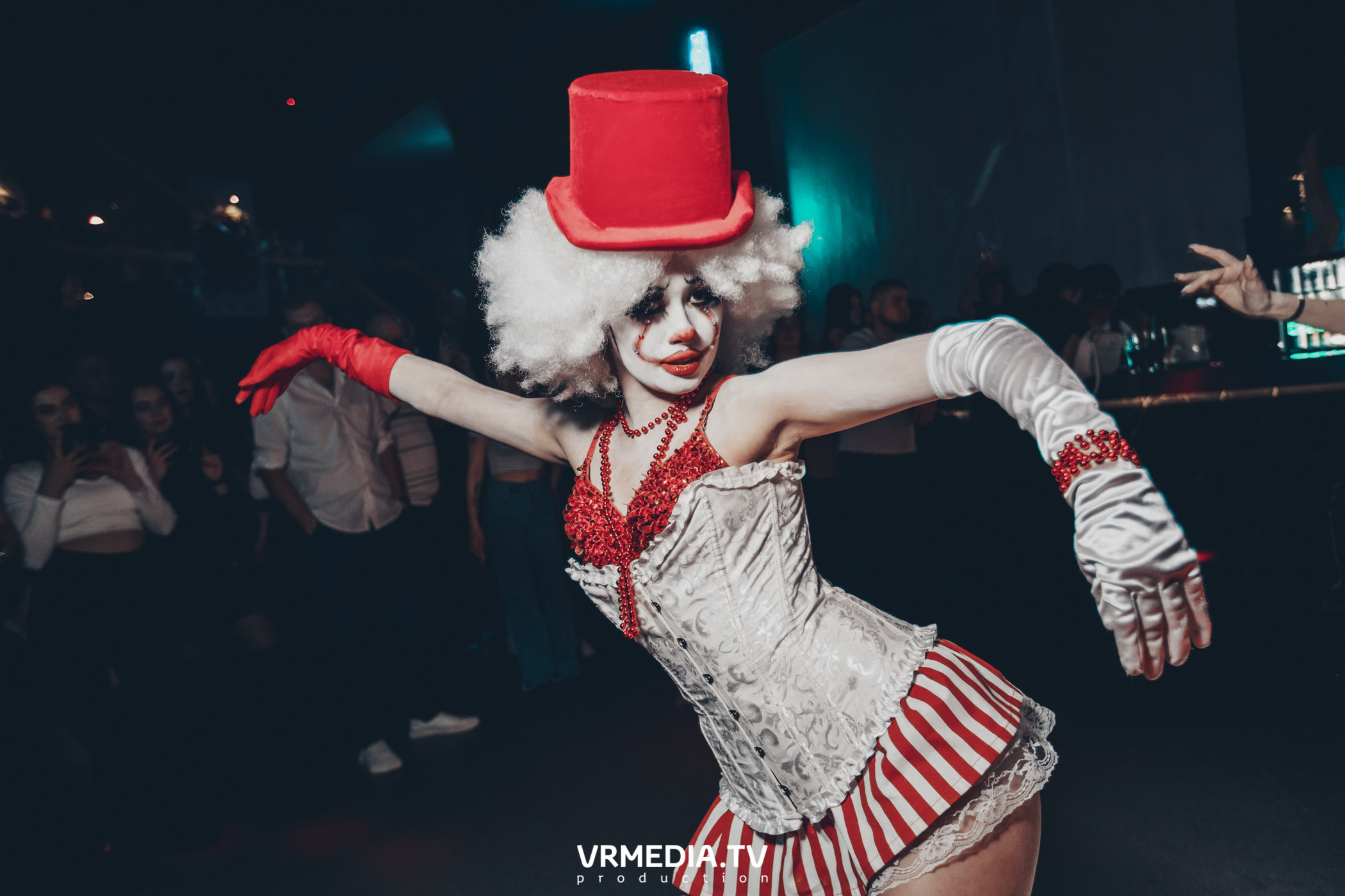 Театр мёртвых кукол в баре «DOSKI»