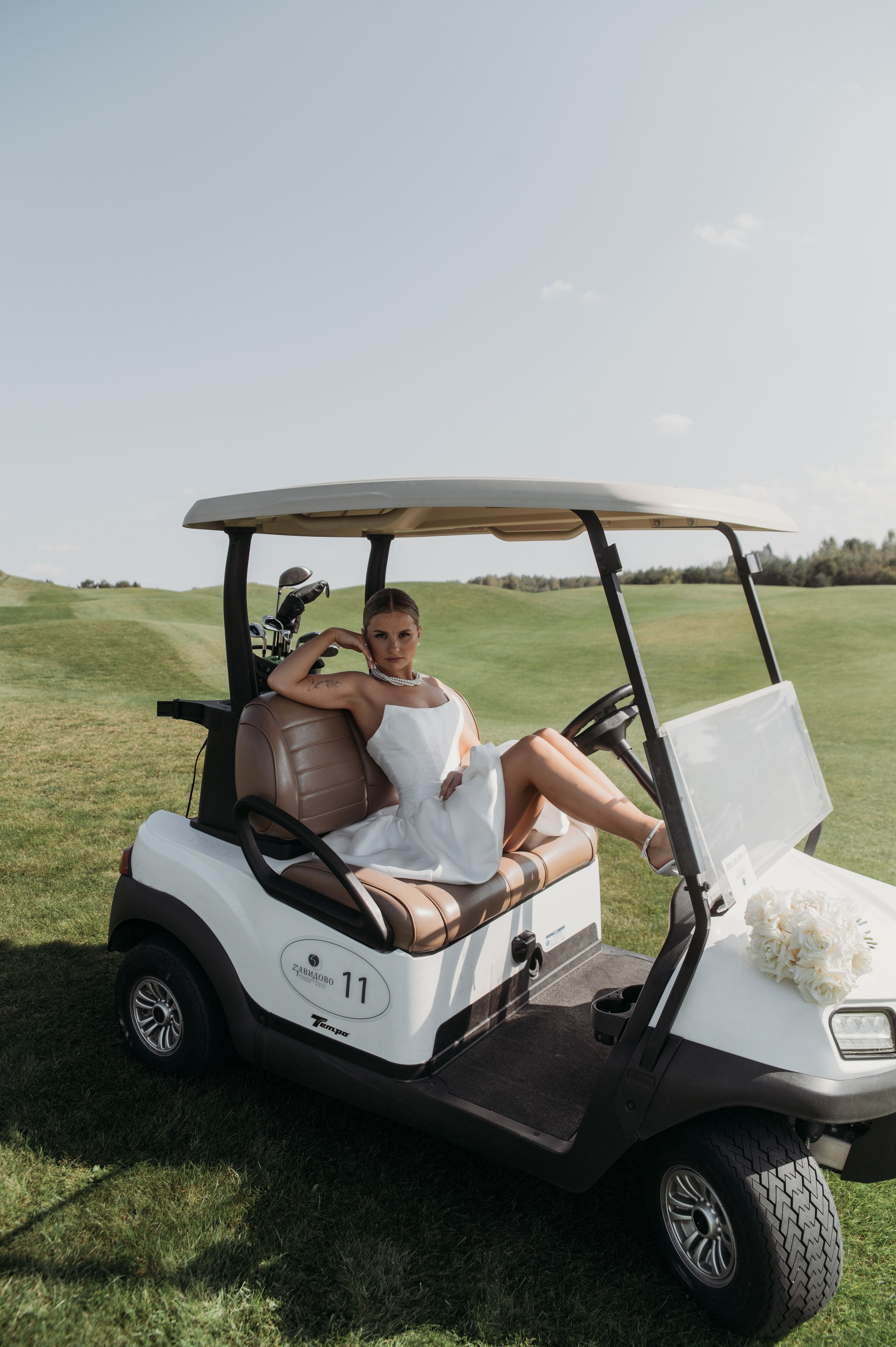 Свадебная фотосессия в Завидово гольф поле с утром невесты и красивым свадебным банкетом. Свадебный фотограф в Твери, Москве и Санкт-Петербурге Денисова Екатерина