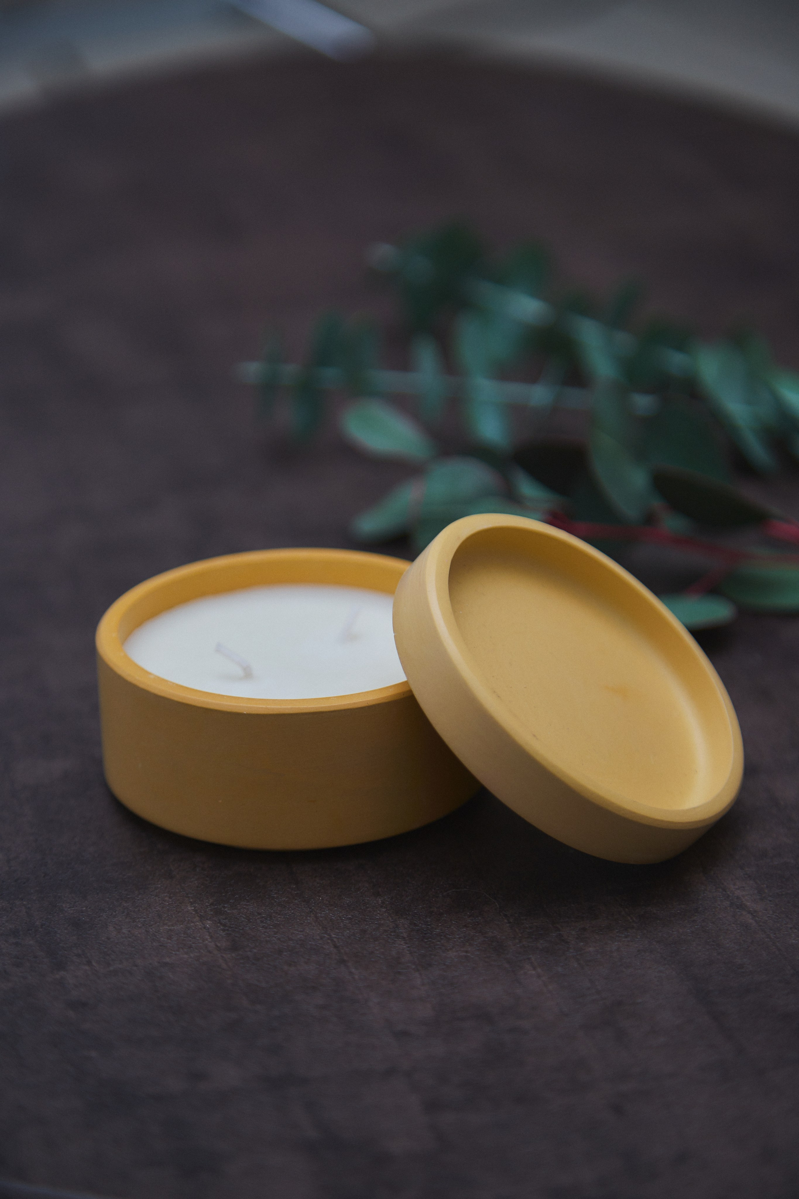 Фото свечи в жёлтой банке с крышкой — съёмка для Ozon.