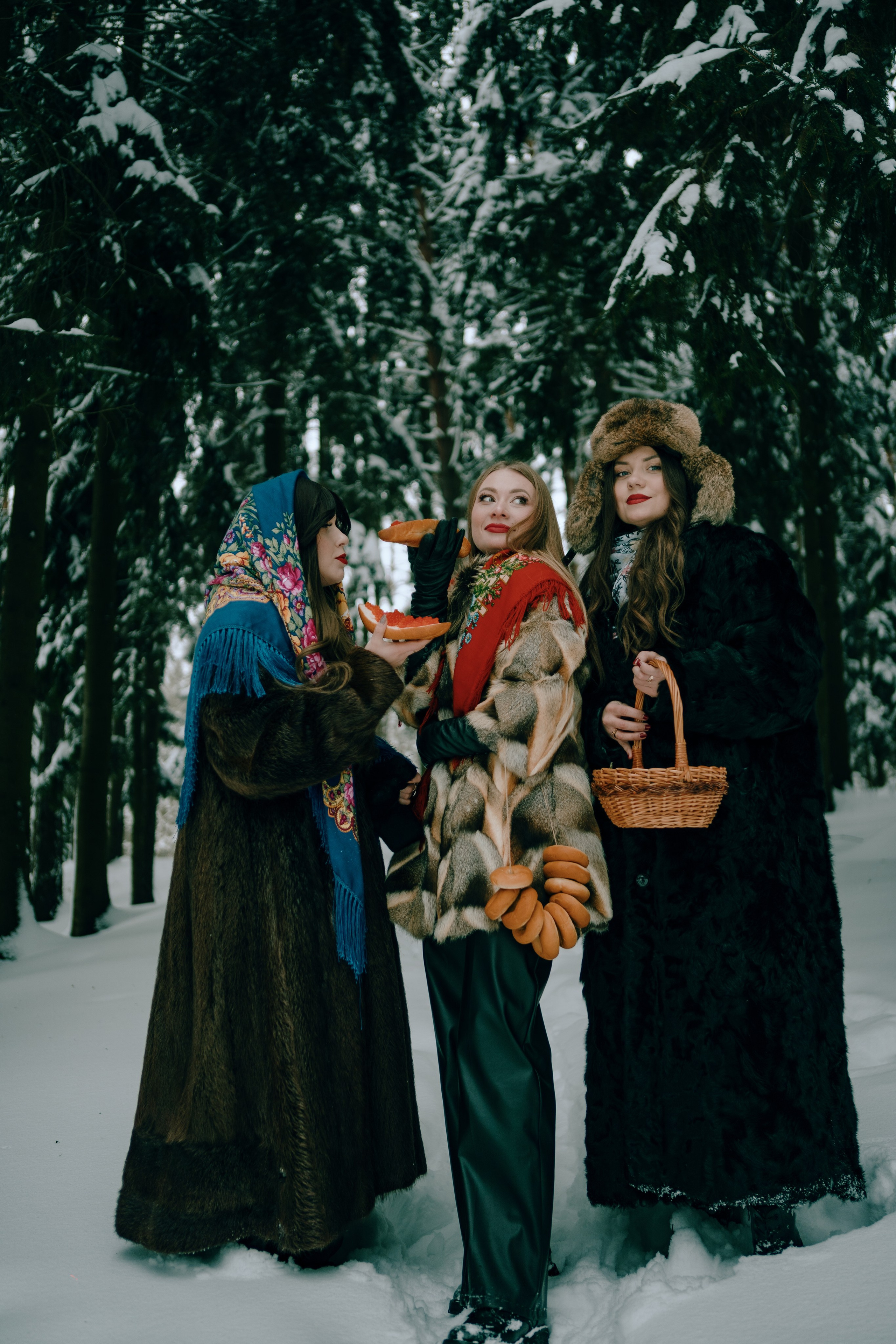 Звенит январская вьюга. Главная