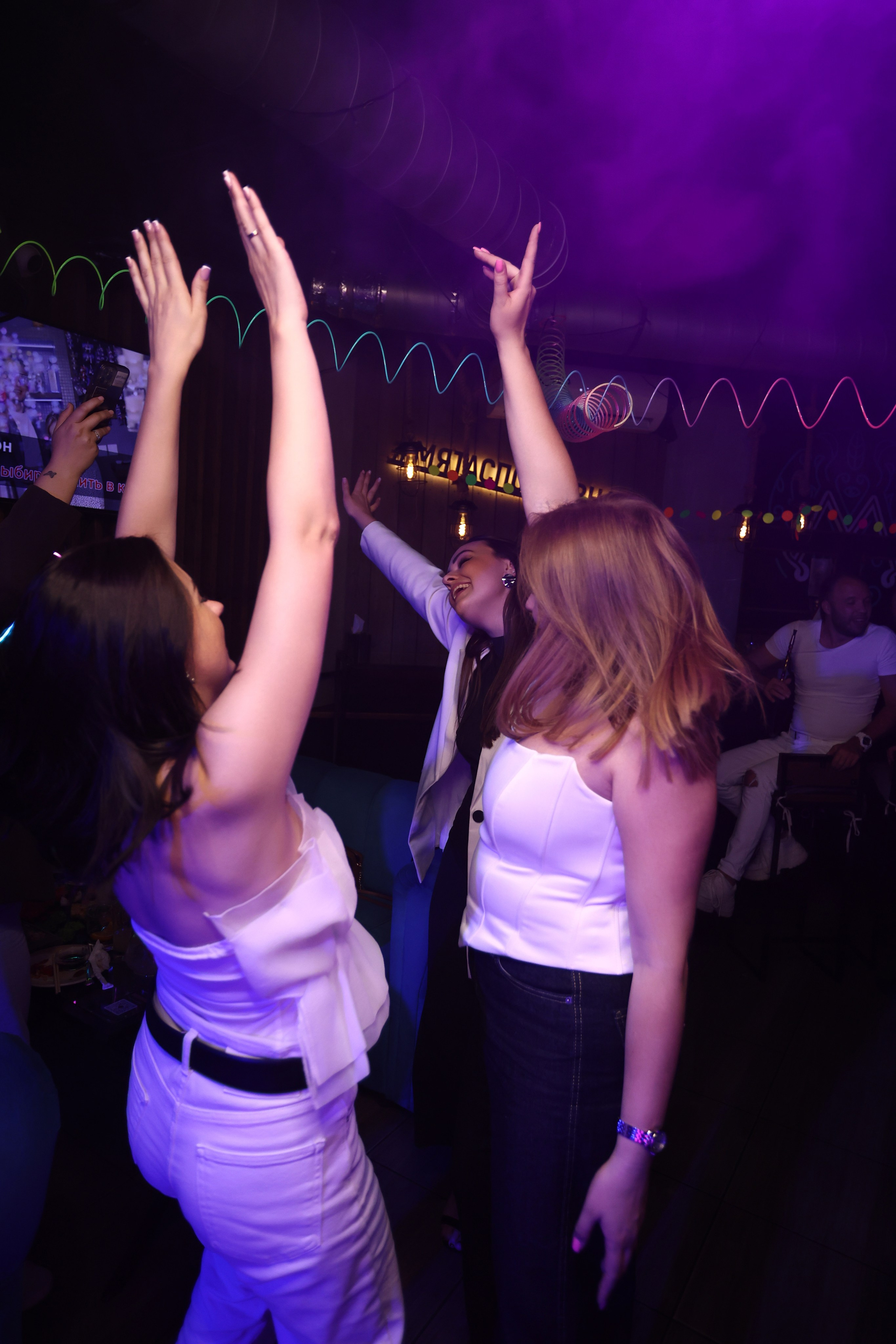 Neon Party 01.08.25. Мята Спортивная — Кальянная, караоке, бар в Минске