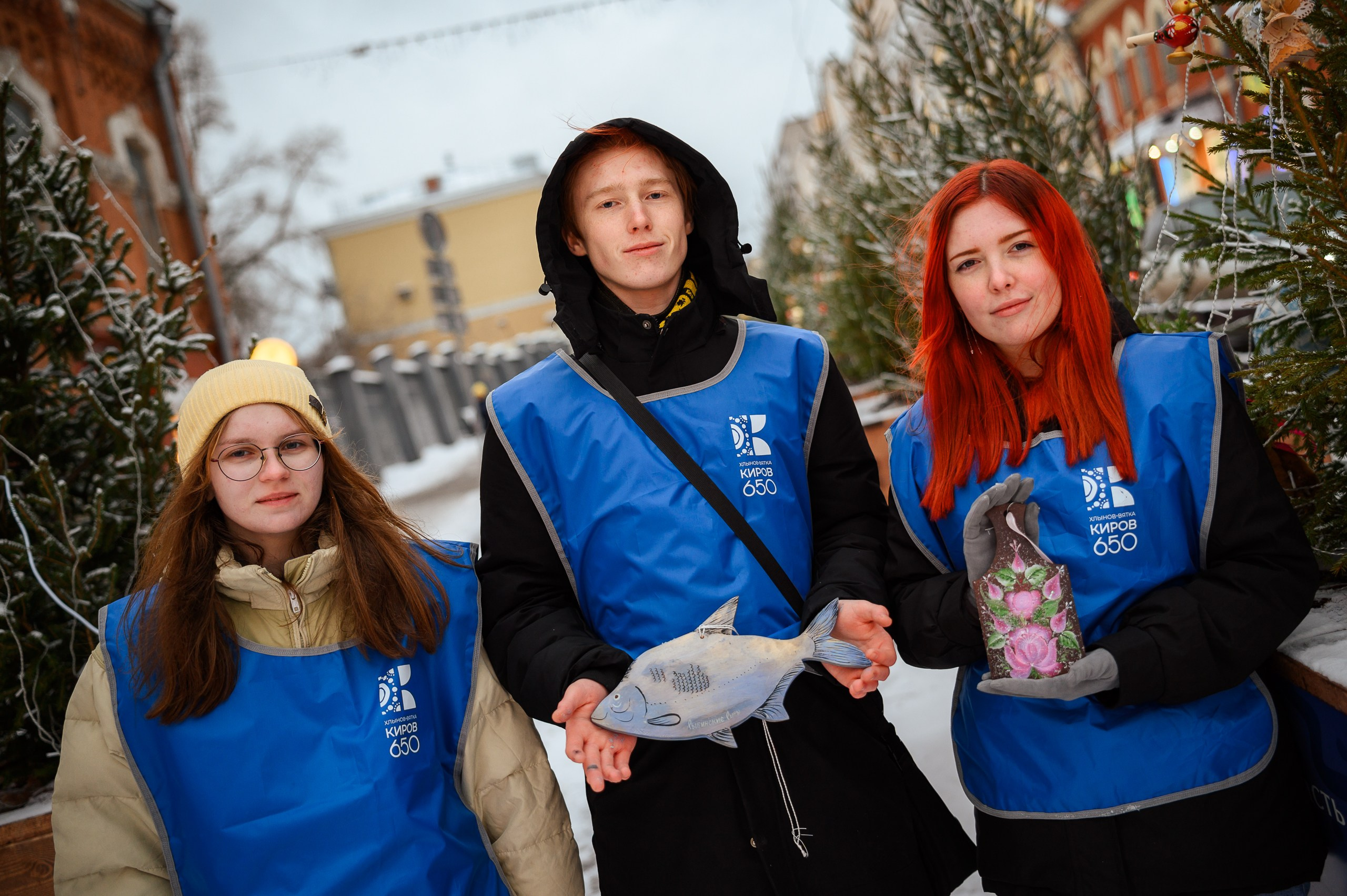 Новогодние волонтеры | Открытие Новогодней столицы Кирова 2025. Репортажный фотограф в Кирове Александр Лутошкин