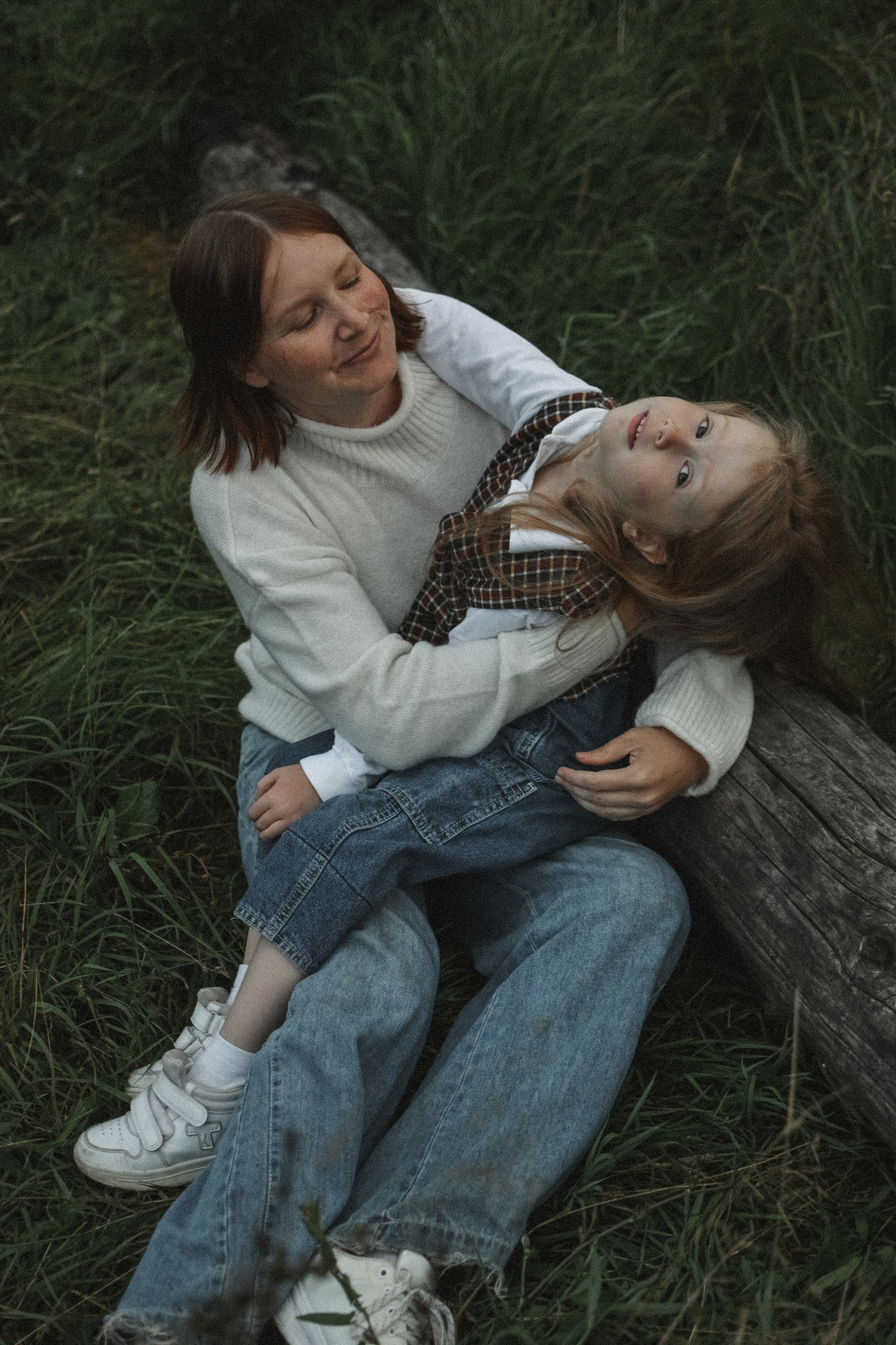 Мама и дочь в лесу. Alenasokolowa.ru