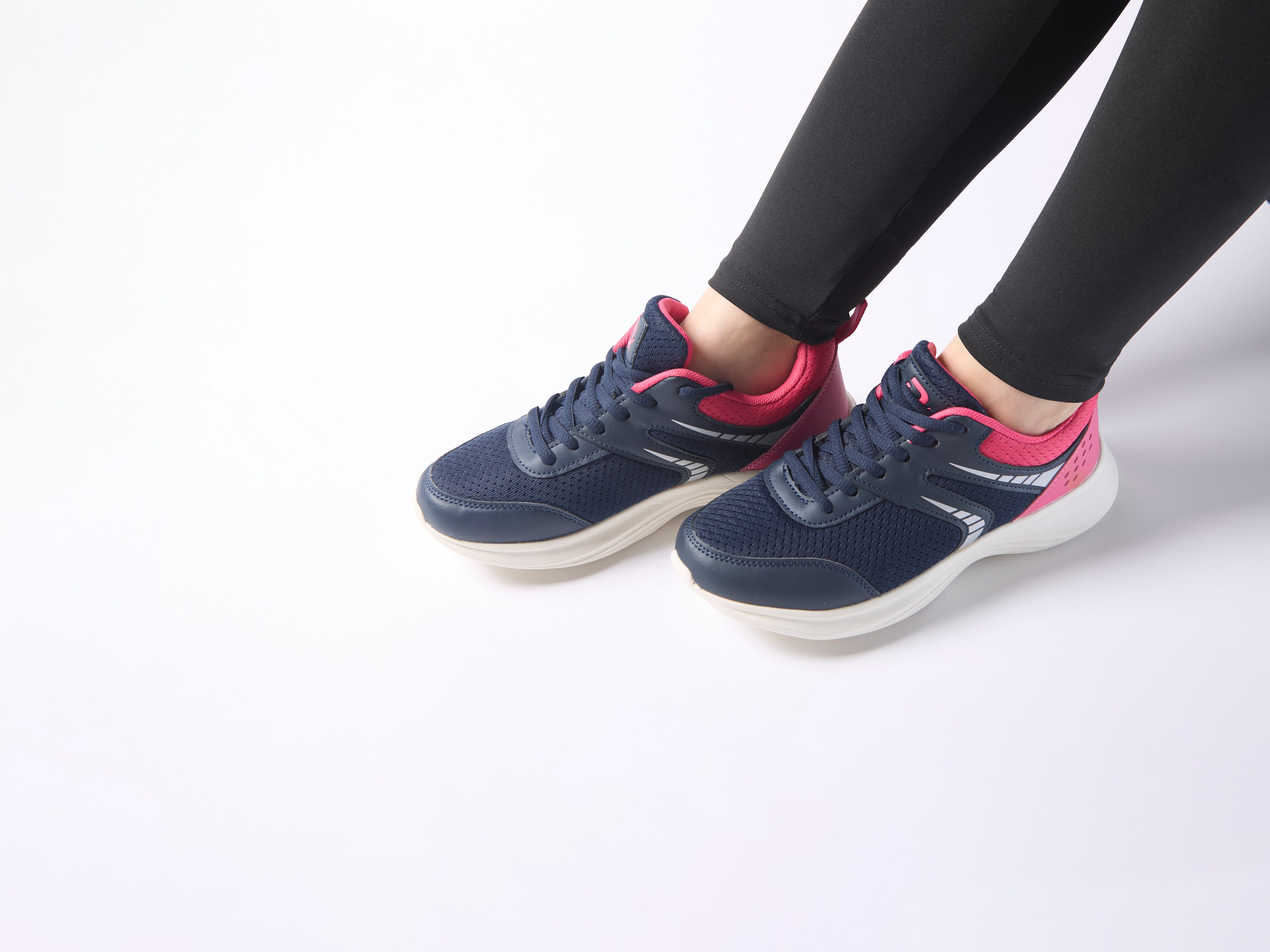 фотографии для маркетплейсов-Озон, WB, Lamoda. Каталог на белом фоне. Предметная фотография. Фотография обуви. Обувь на моделе