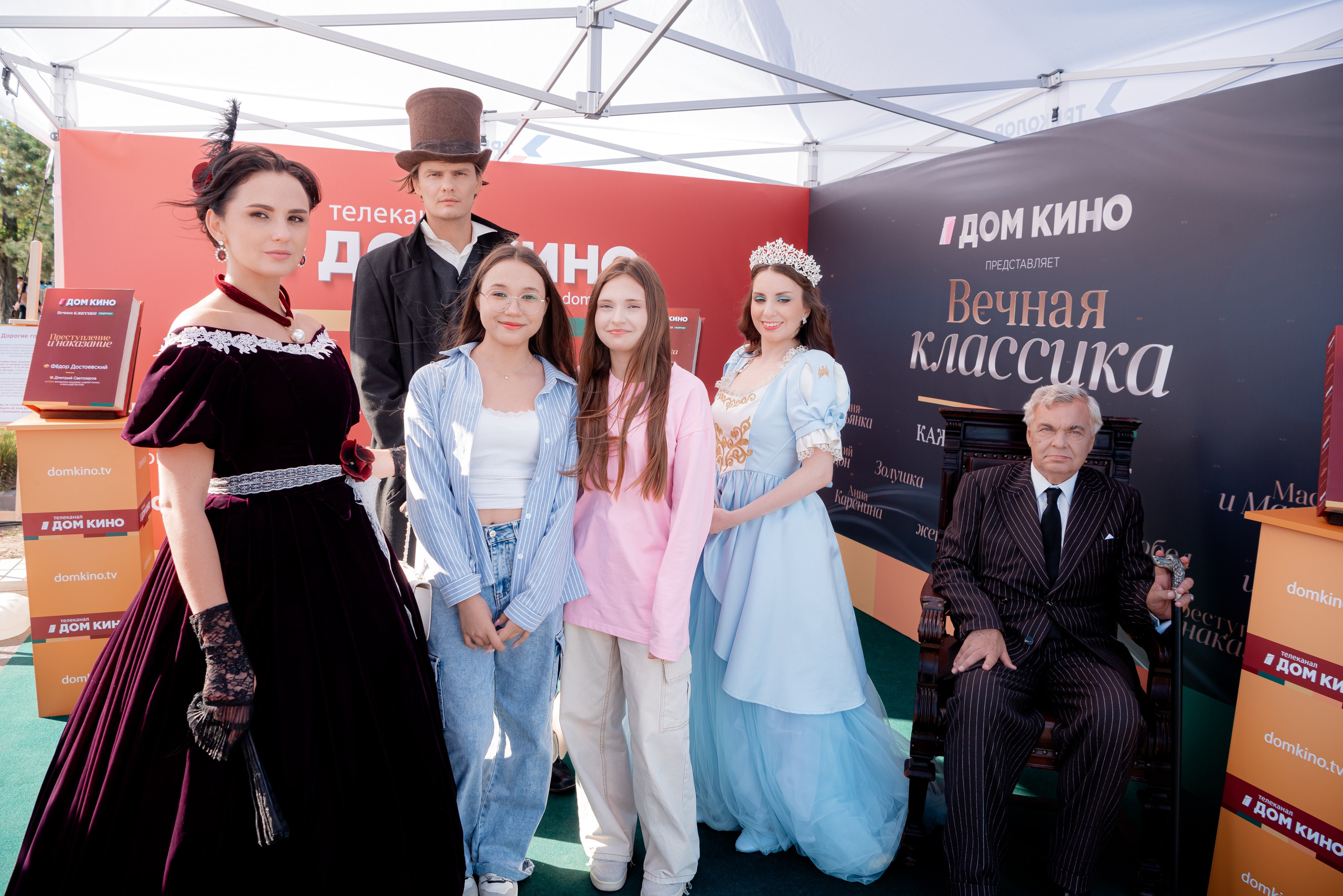 Портретные фото с артистами в палатке Триколор Дом Кинов на день города Волгоград. Фотограф в Волгограде и Волжском Александр Горбань