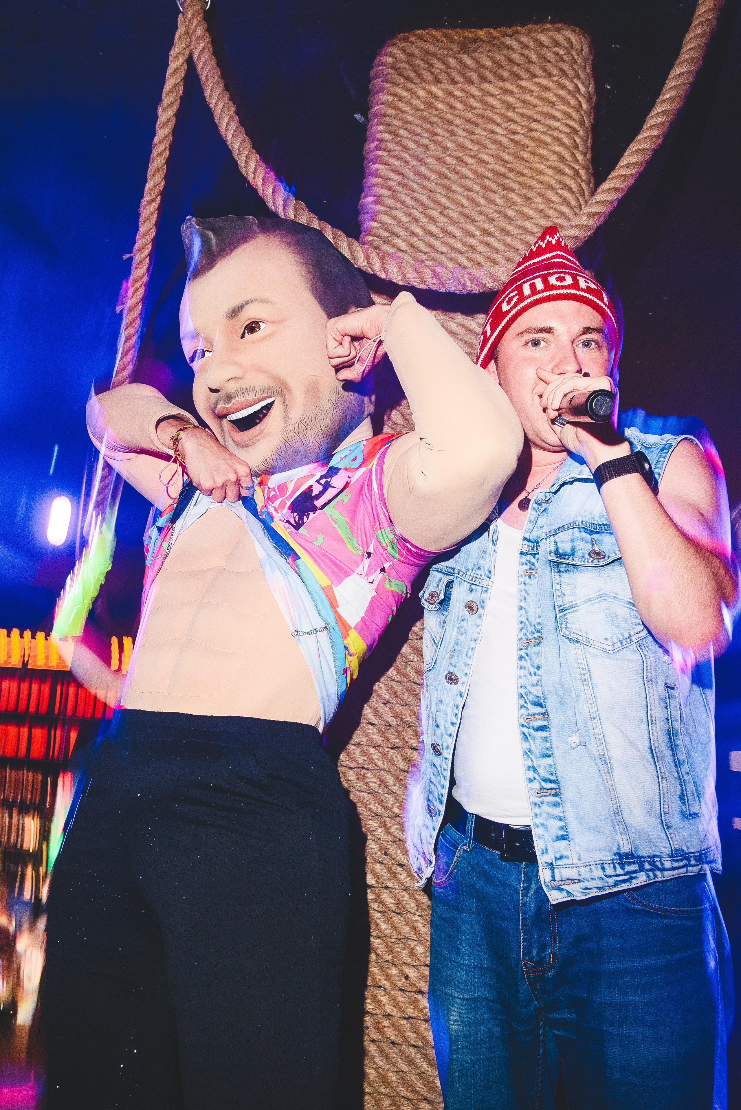 РукиВверх на барной стойке