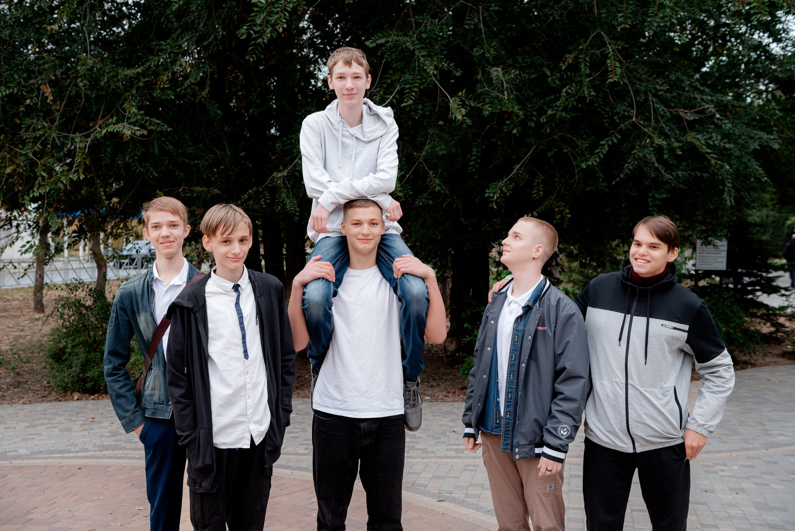 Фотосессия в парке для альбома школьники 9 класс. Фотограф в Волгограде и Волжском Александр Горбань