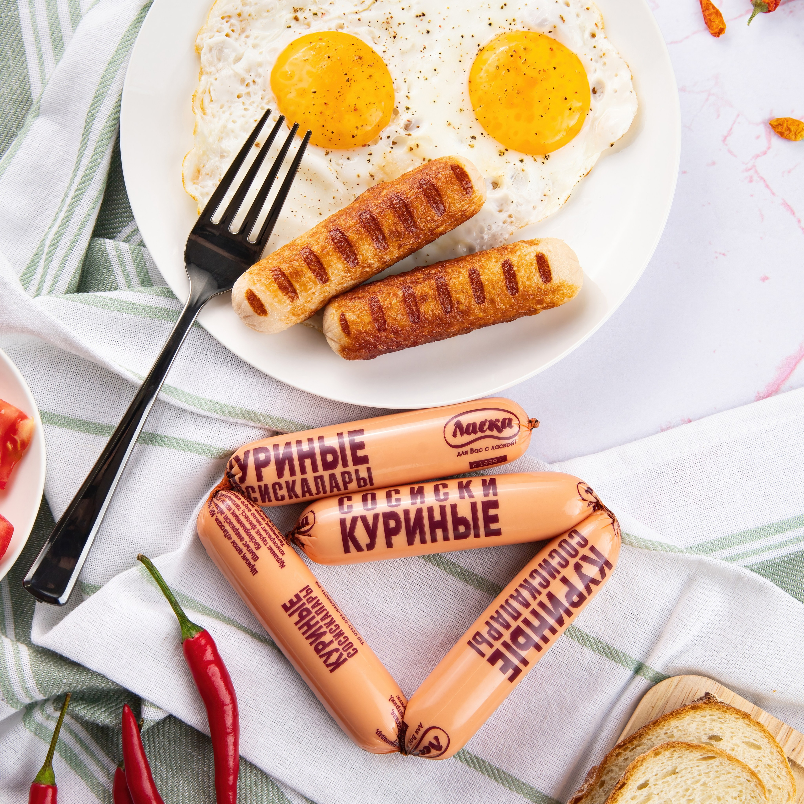 стол с завтраком - жареные сосиски куриные и яичница