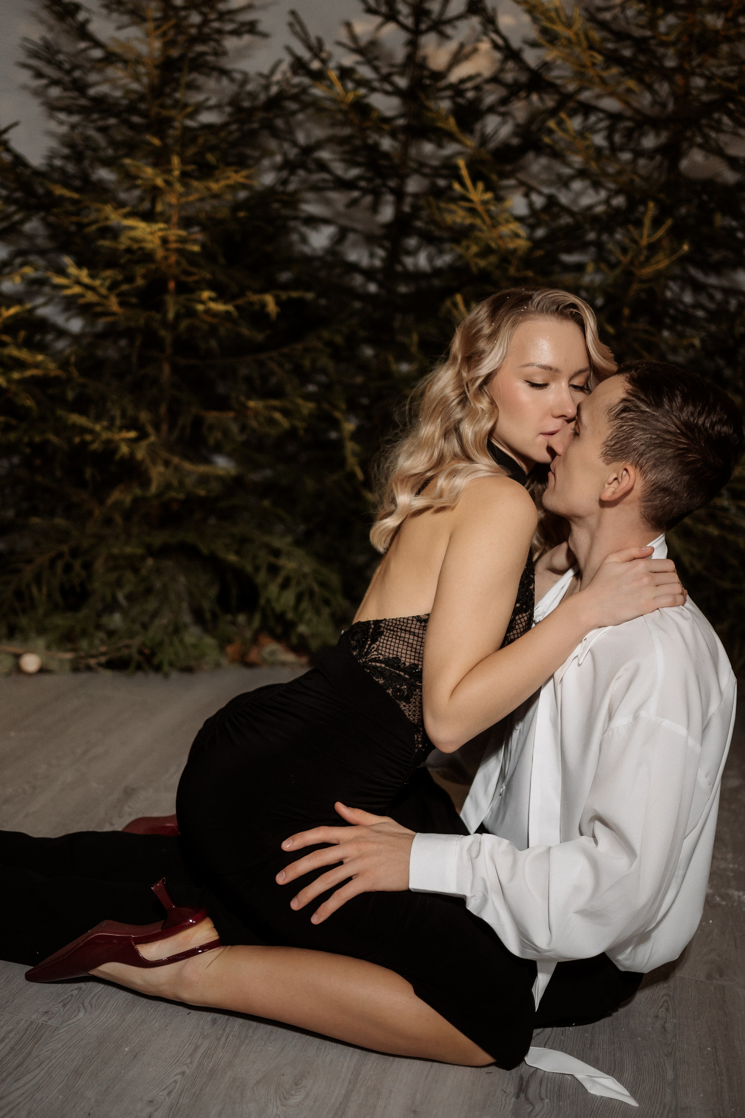 [… under winter firs]. Фотограф в Архангельске