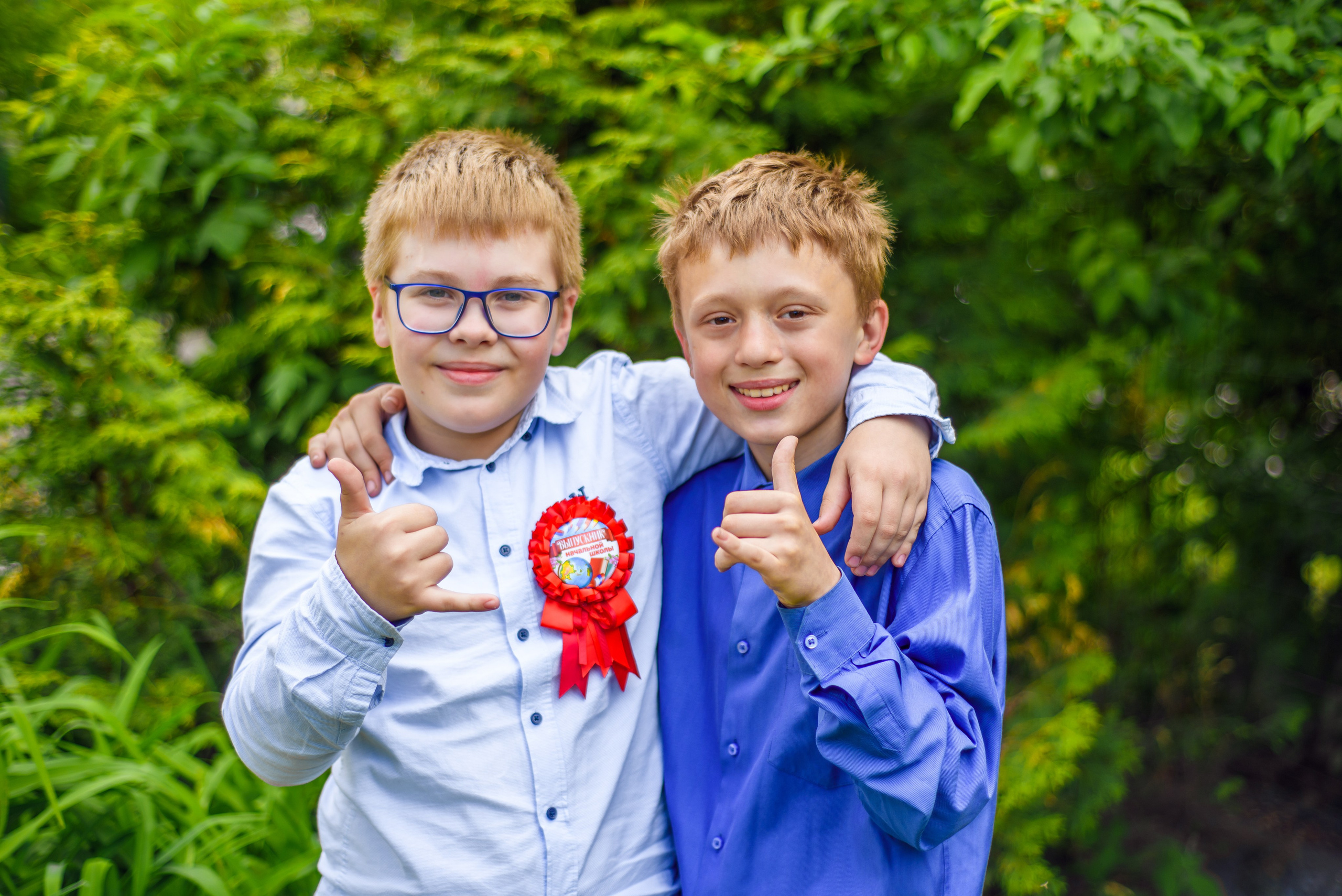 Фотосъемка в школьном саду. Фотограф. Выпускные альбомы в Барнауле