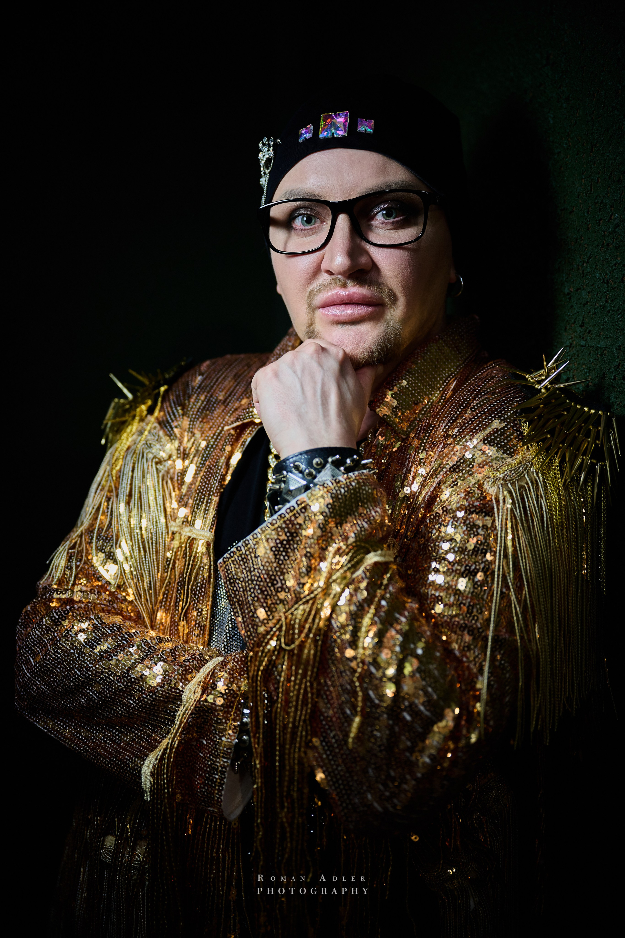 Шоумен Женя Цой. Фотограф Роман Адлер