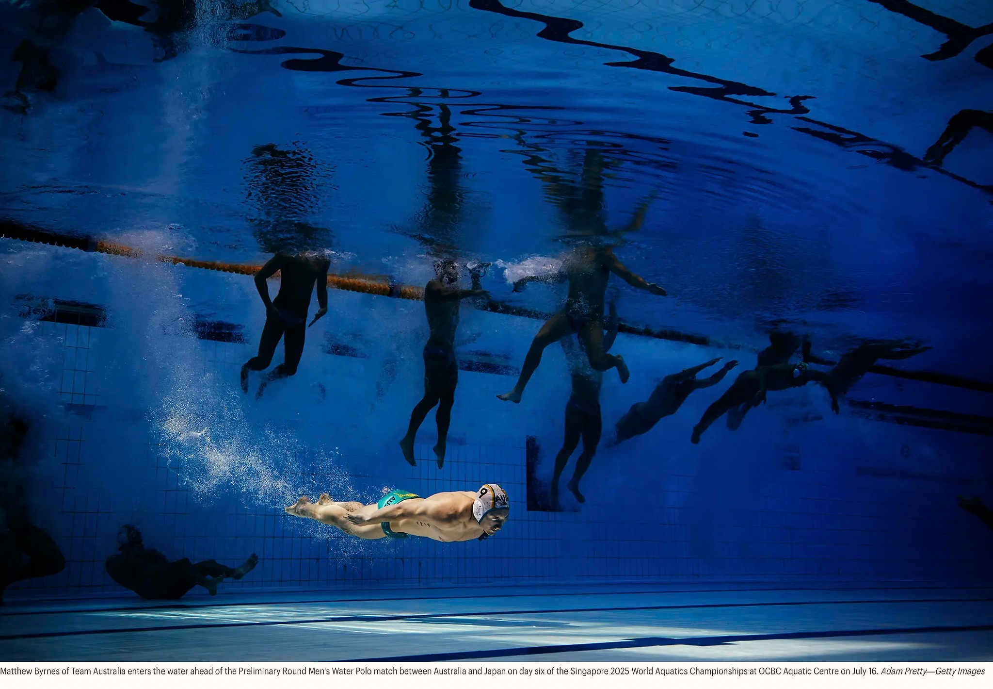 Мэттью Бирнс из сборной Австралии заходит в воду перед матчем предварительного раунда мужского турнира по водному поло между Австралией и Японией в шестой день чемпионата мира по водным видам спорта в Сингапуре в 2025 году в Центре водных видов спорта OCBC 16 июля. Адам Претти — Getty Images