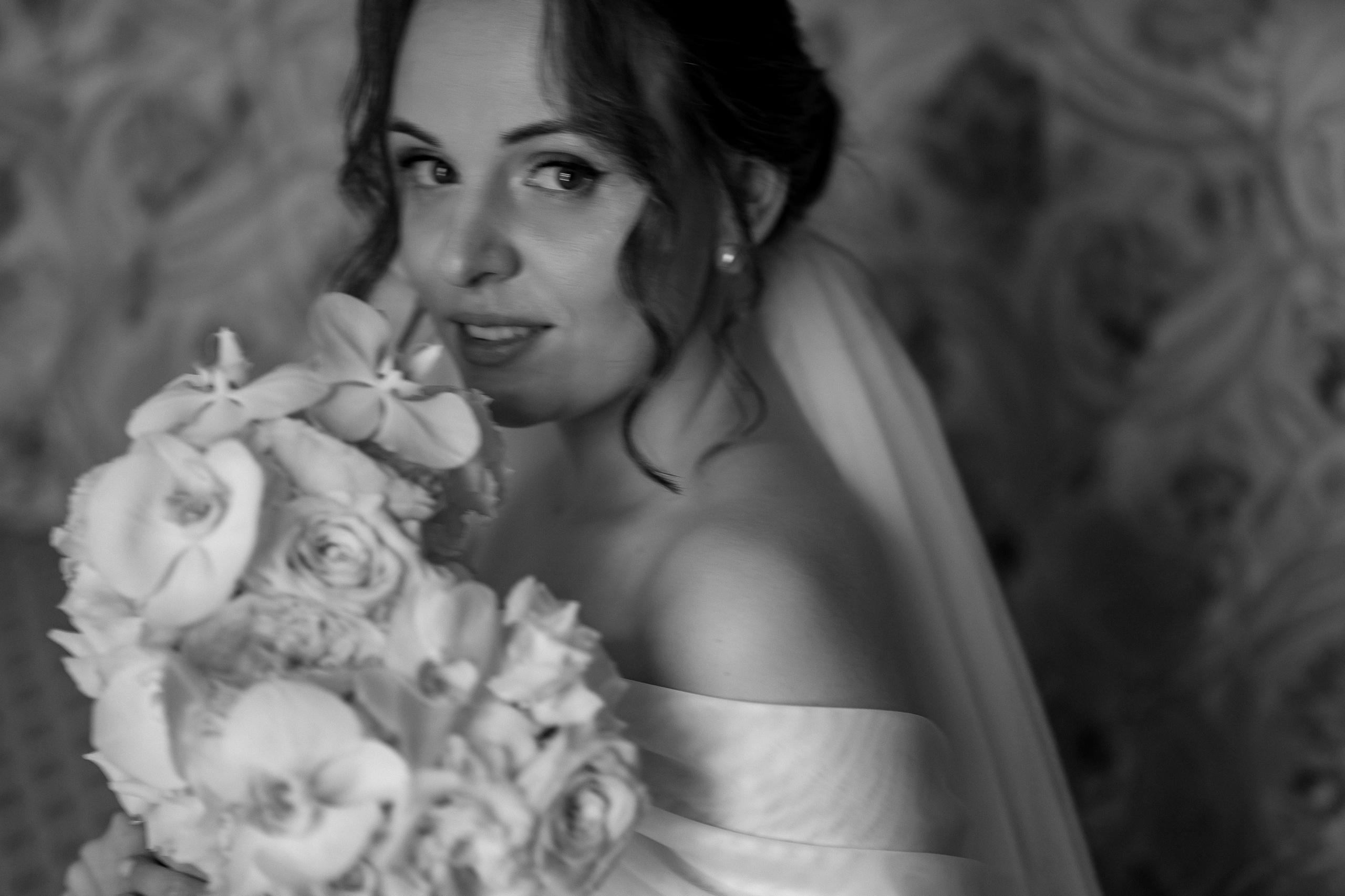 Невеста со свадебным букетом