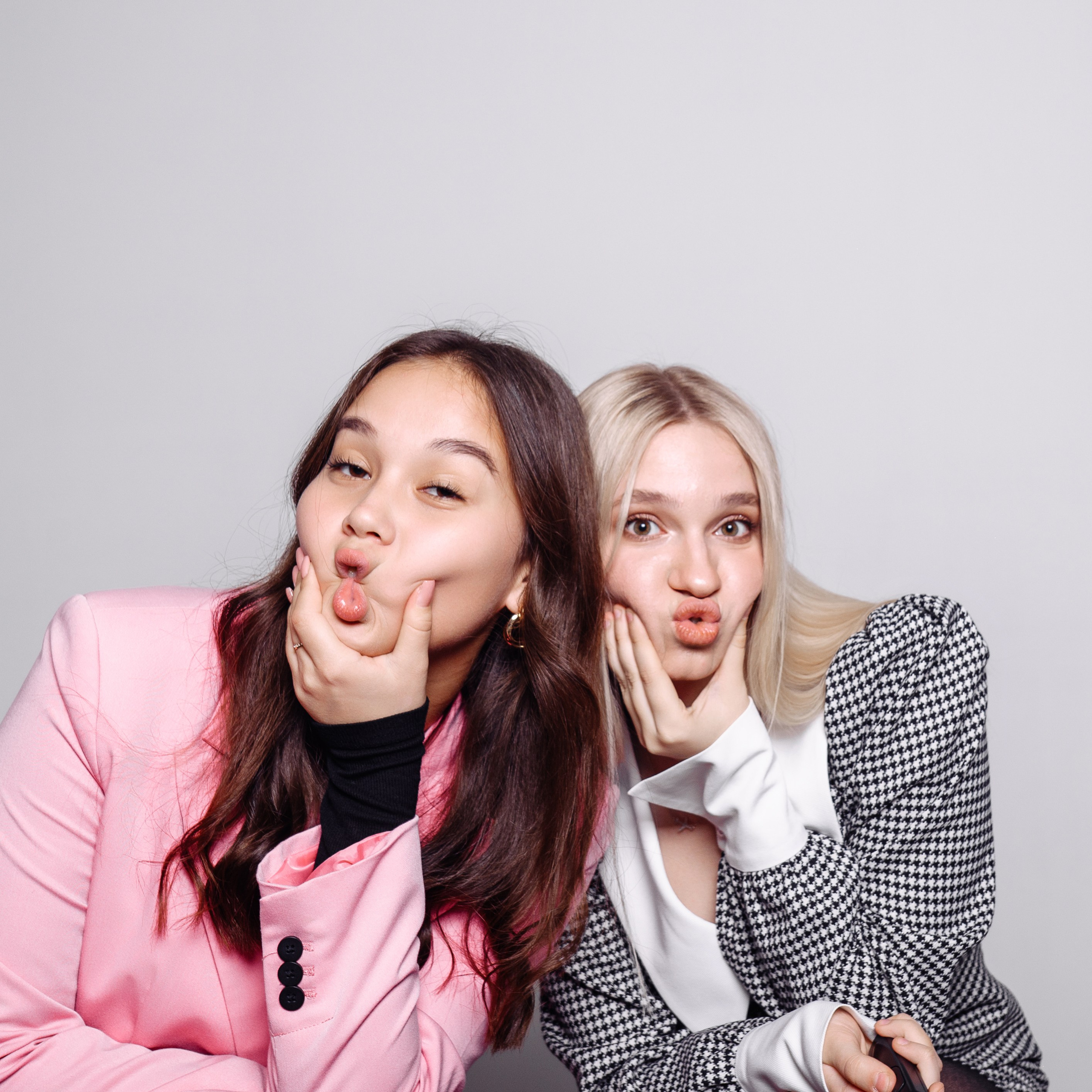 Альбомы в ФотоСтудии SelfieBox. НеФотоАльбом — выпускные альбомы Абакан Минусинск Черногорск Хакасия