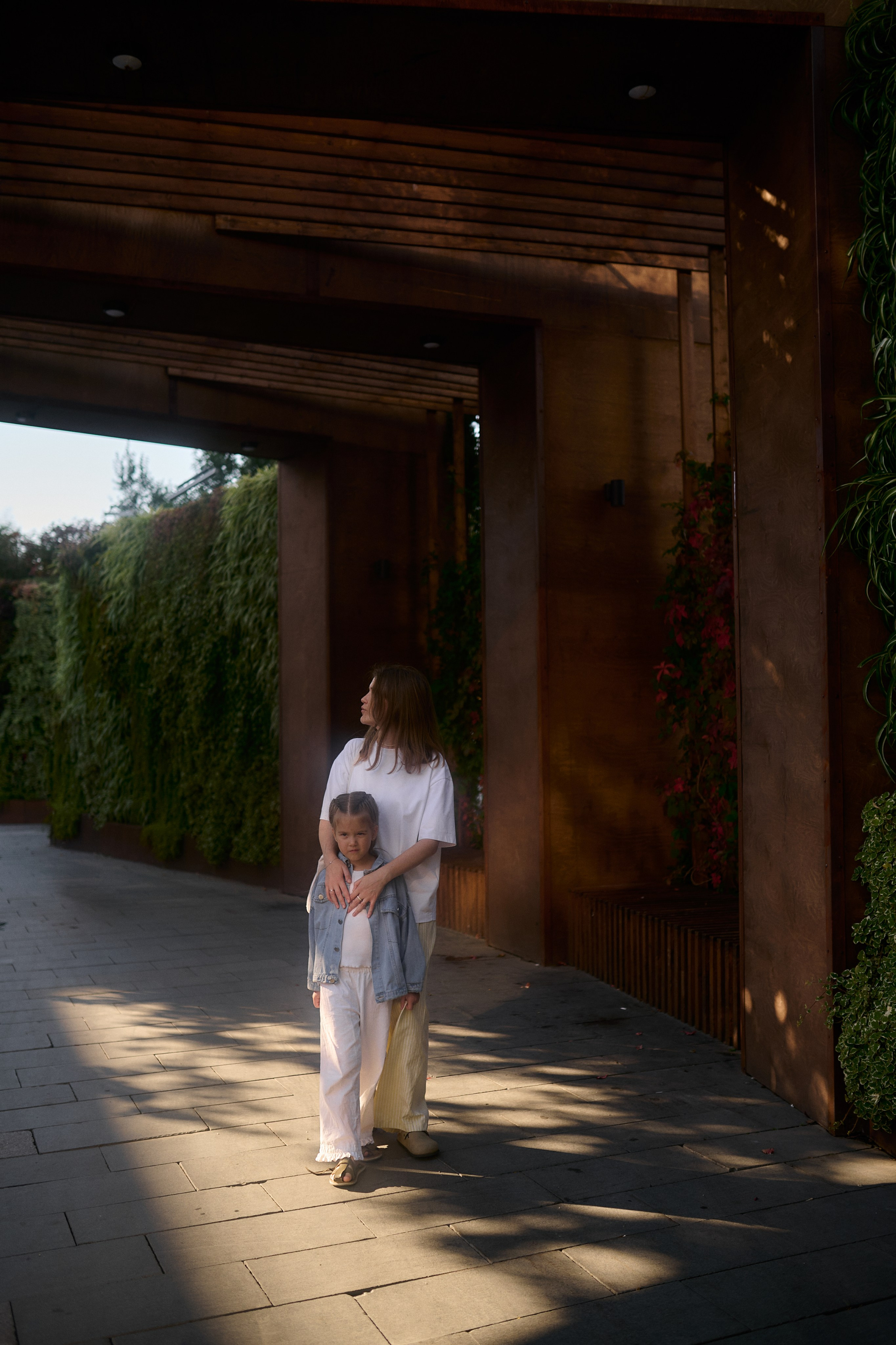 Катя и Ника. Прогулка по Новому Арбату. Семейный и свадебный lifestyle-фотограф в Москве Мария Петрова