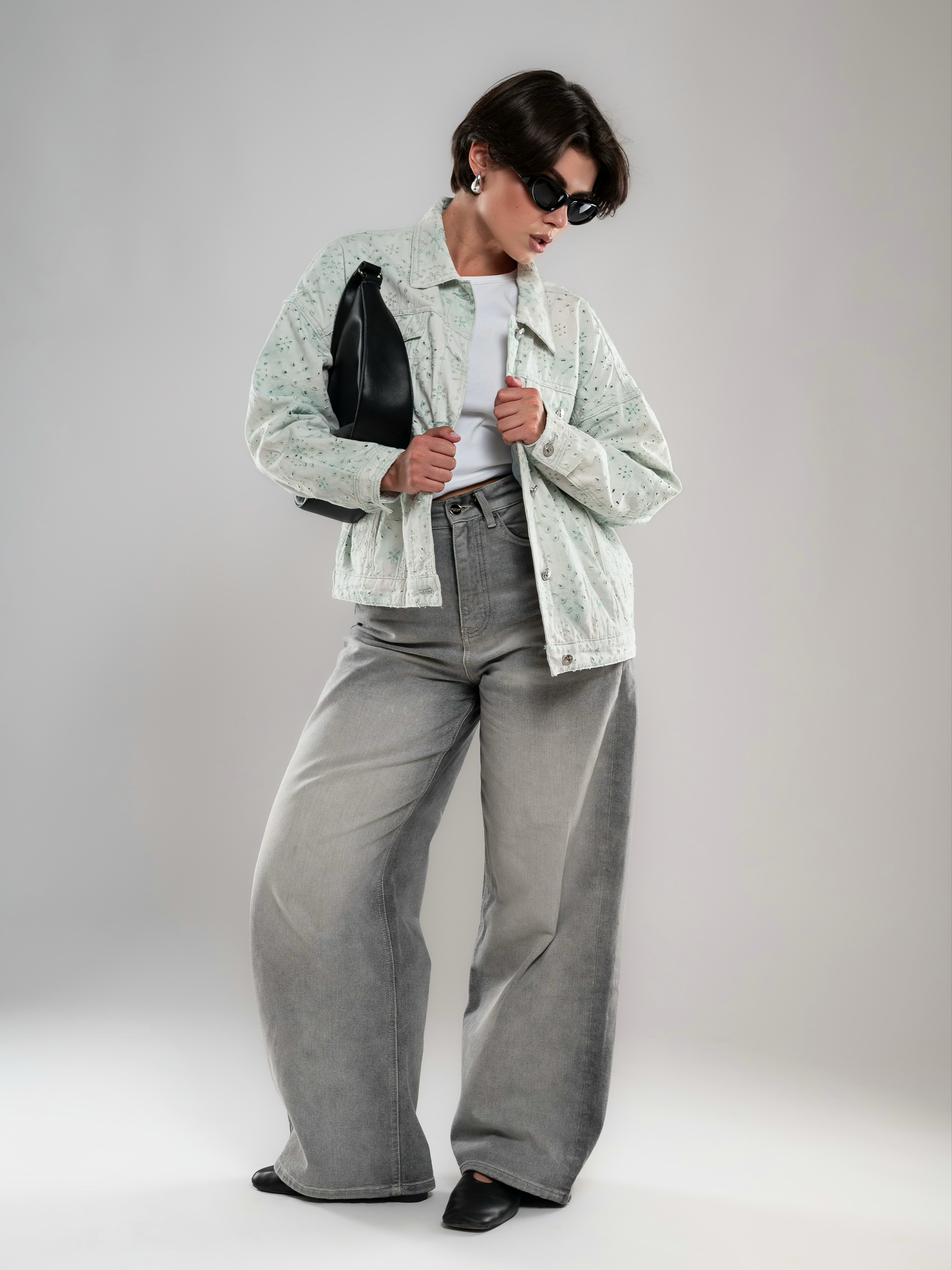 Джинсовые куртки на 2х моделях. Предметный фотограф, фото для маркетплейсов Пятигорск, КМВ