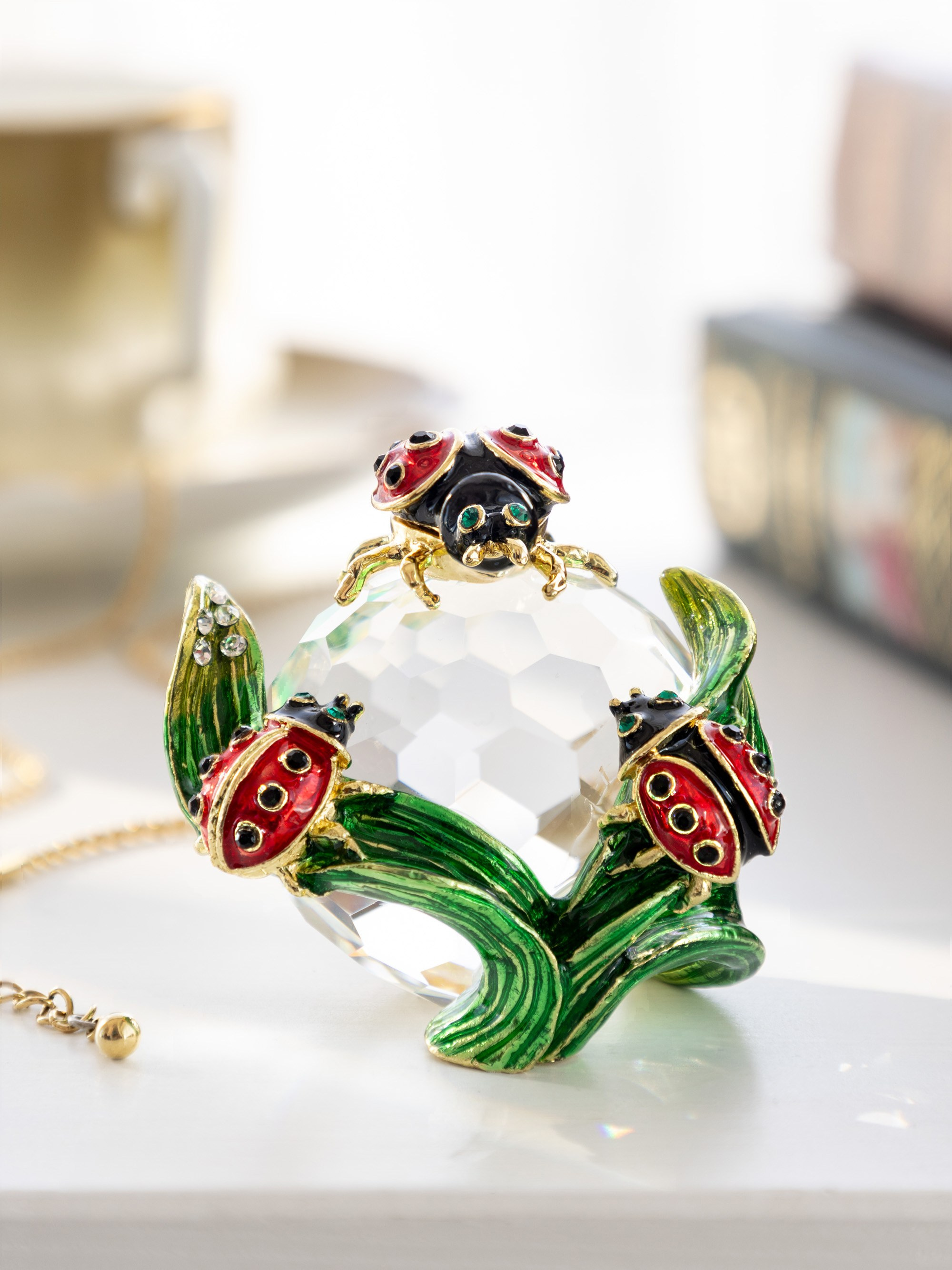 Божьи коровки со стразами на шаре | Яркий контент для Instagram