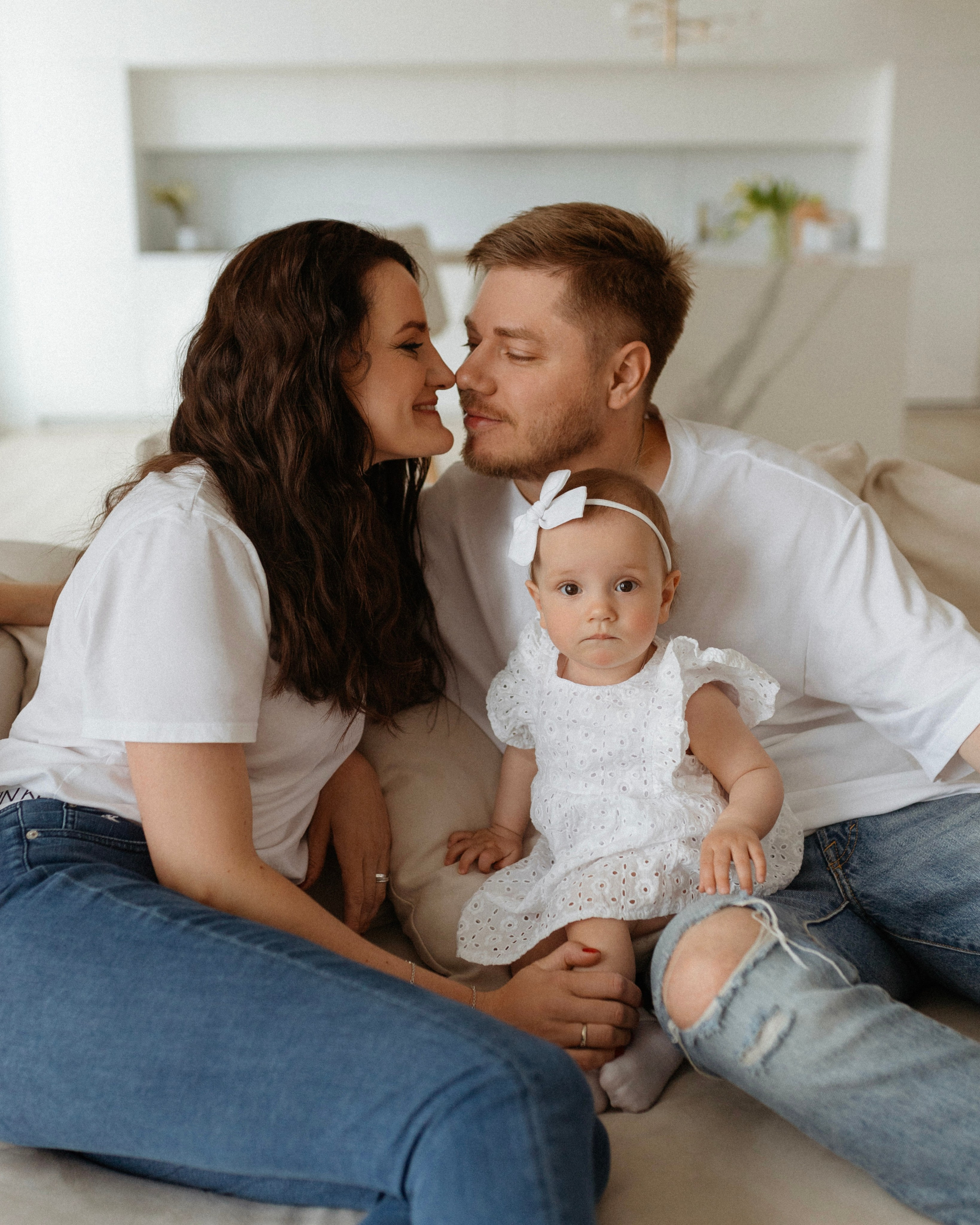 Семейная фотосессия в студии. Сестры Карабаза. Фотографы и ретушеры в Москве и Санкт-Петербурге