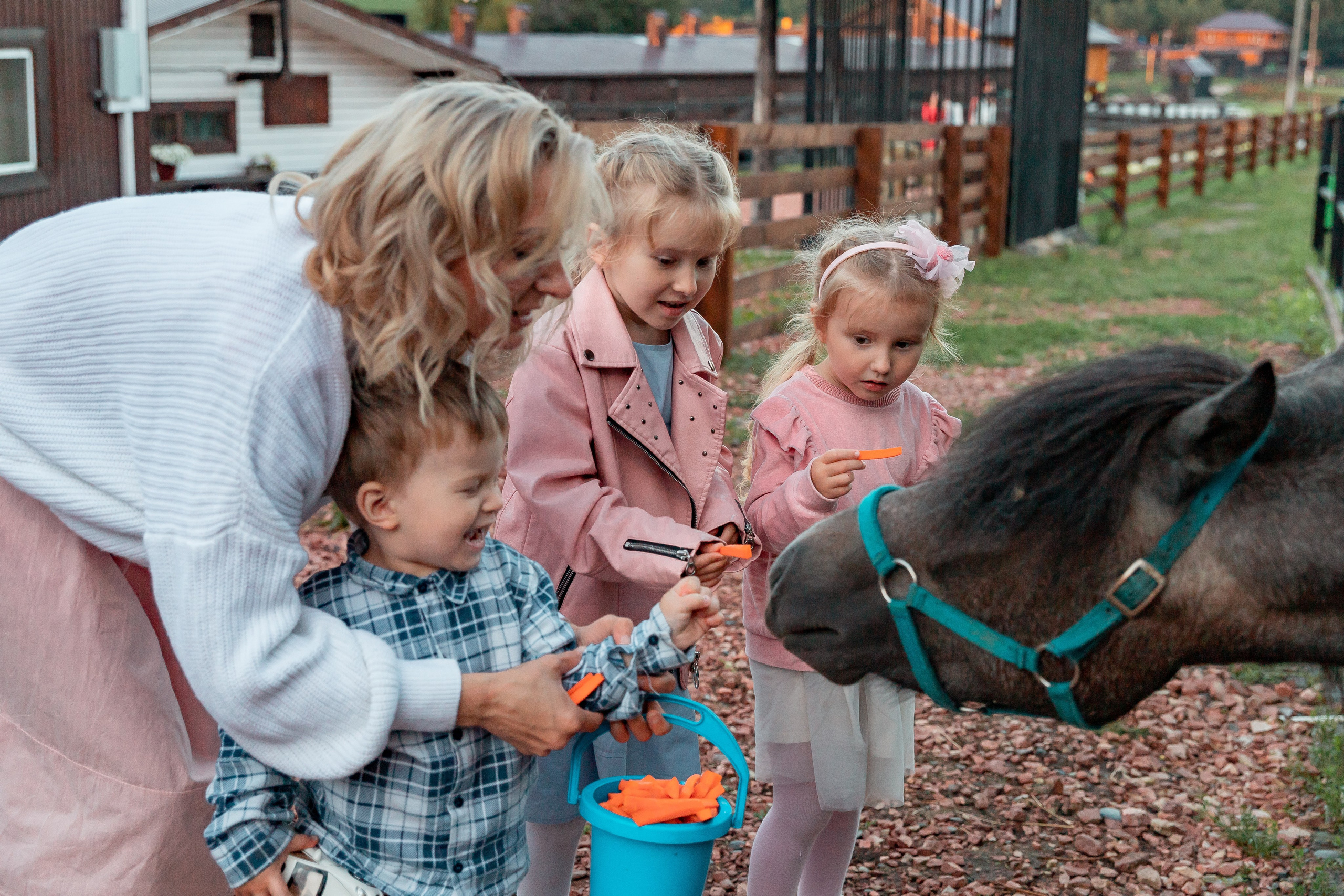 Семейная прогулка на ранчо. Детский и семейный фотограф в Красноярске Юлия Бирюкова