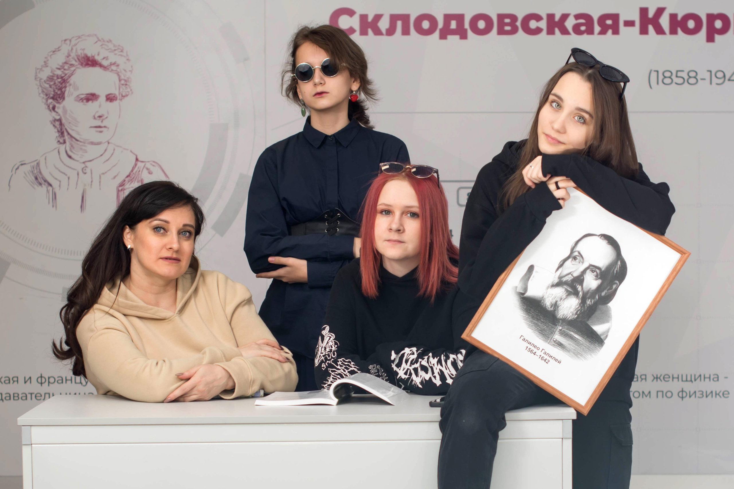 Мы с учителем дурачимся за партой с друзьями.