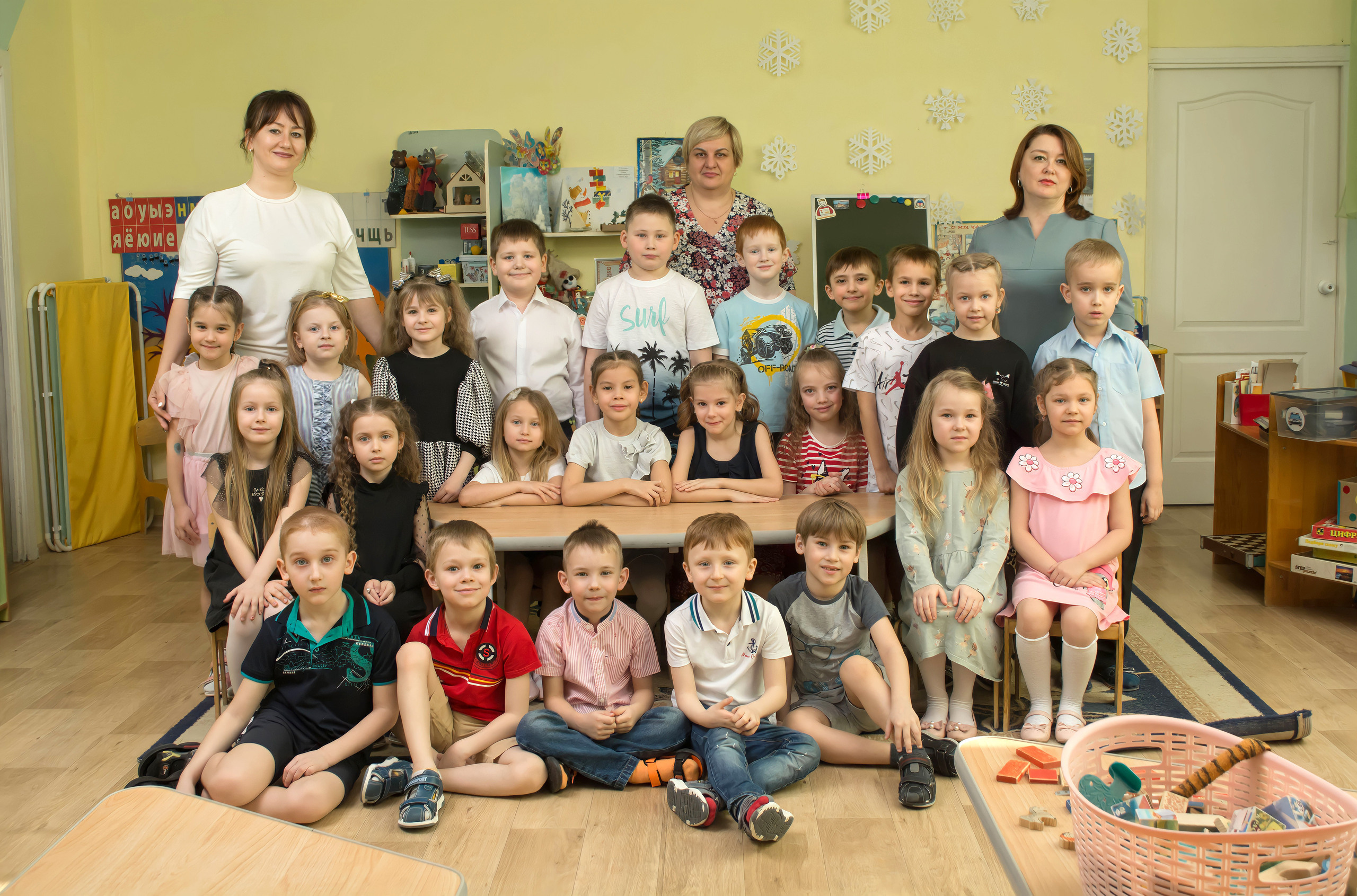 Большая и дружная группа детского сада фотографируется на альбом.