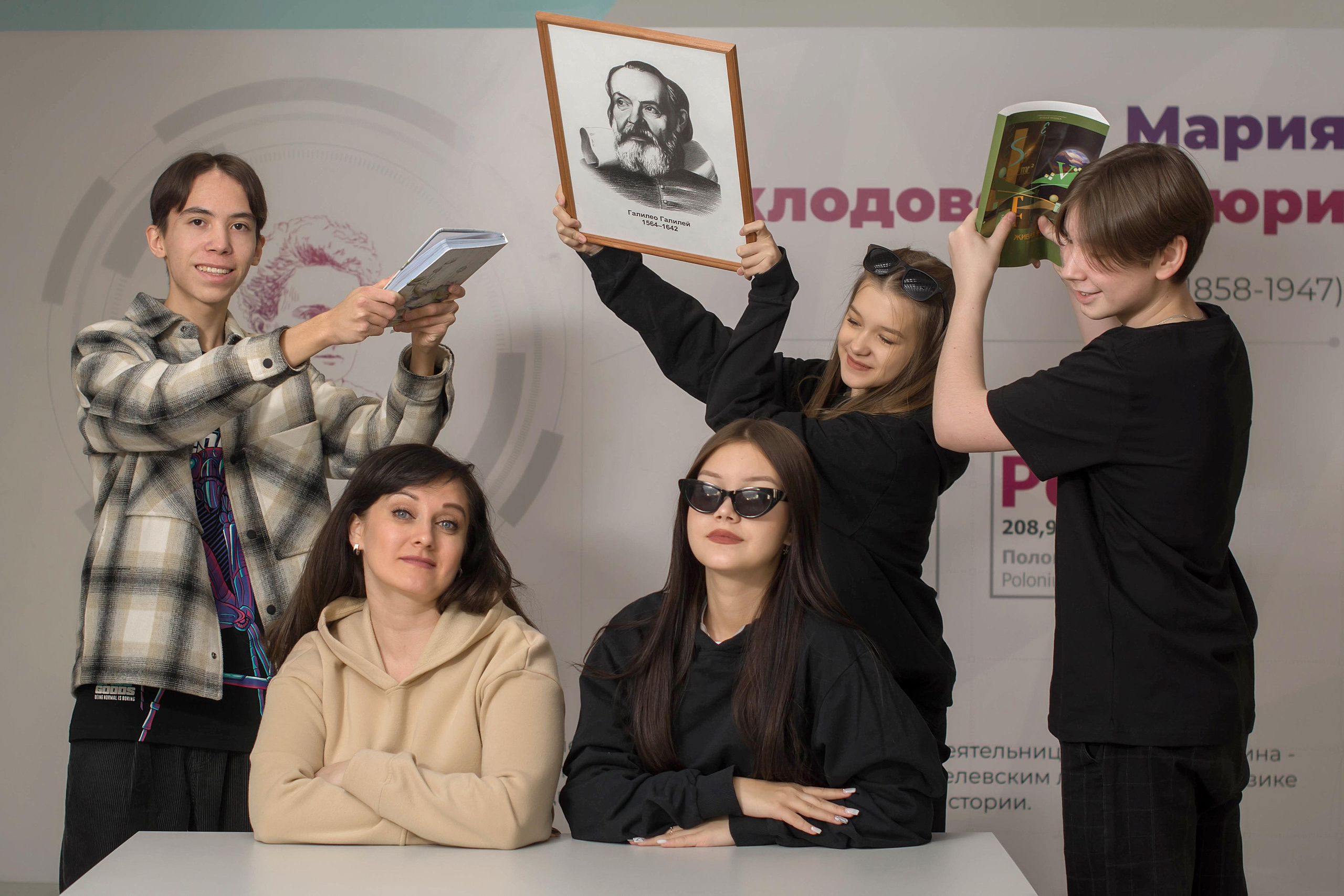 Стильные ребята из Челябинской школы с педагогом.