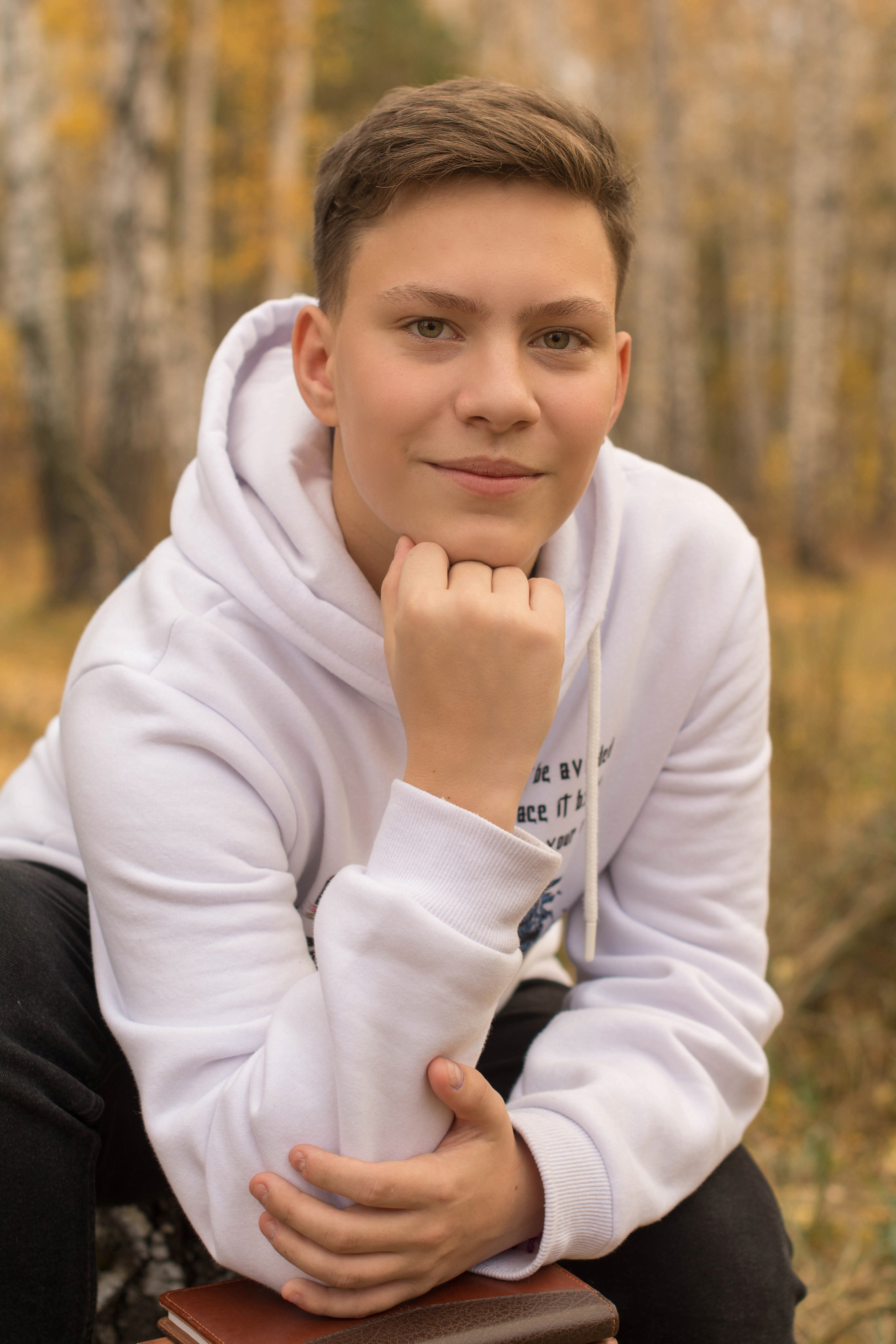 Белая толстовка на 9-и классники смотрится шикарно.