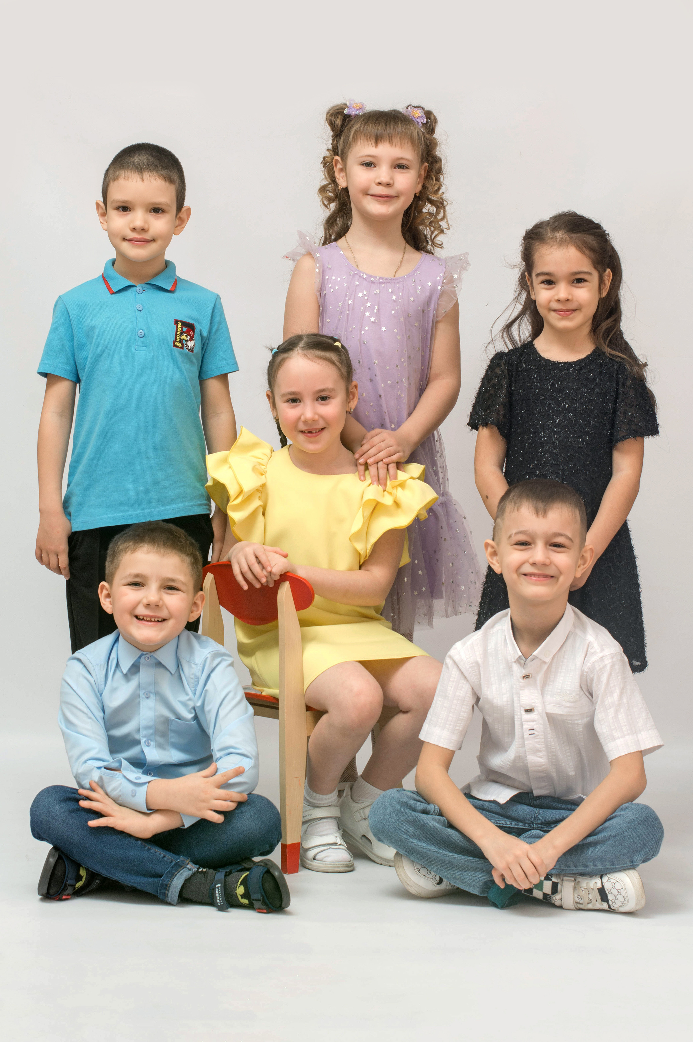 Прикольные ребята стоя и сидя позируют фотографу в фотокамеру.