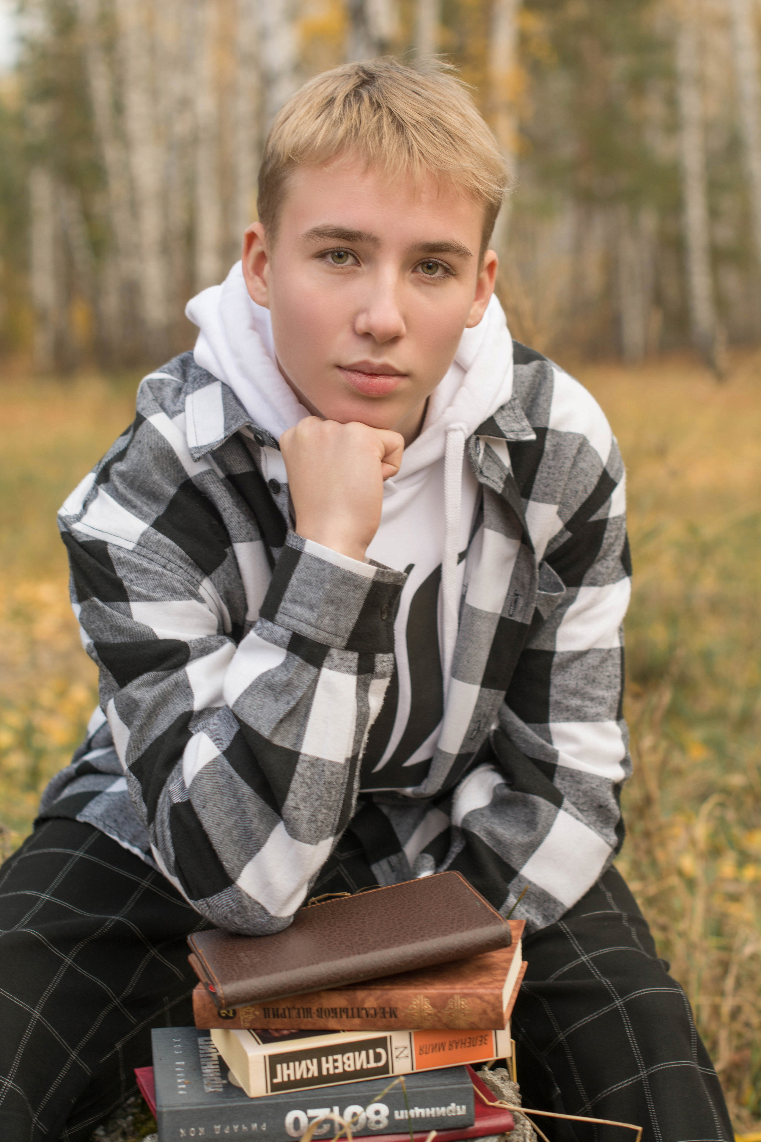Задумчивый парень позирует для фото на школьный альбом.