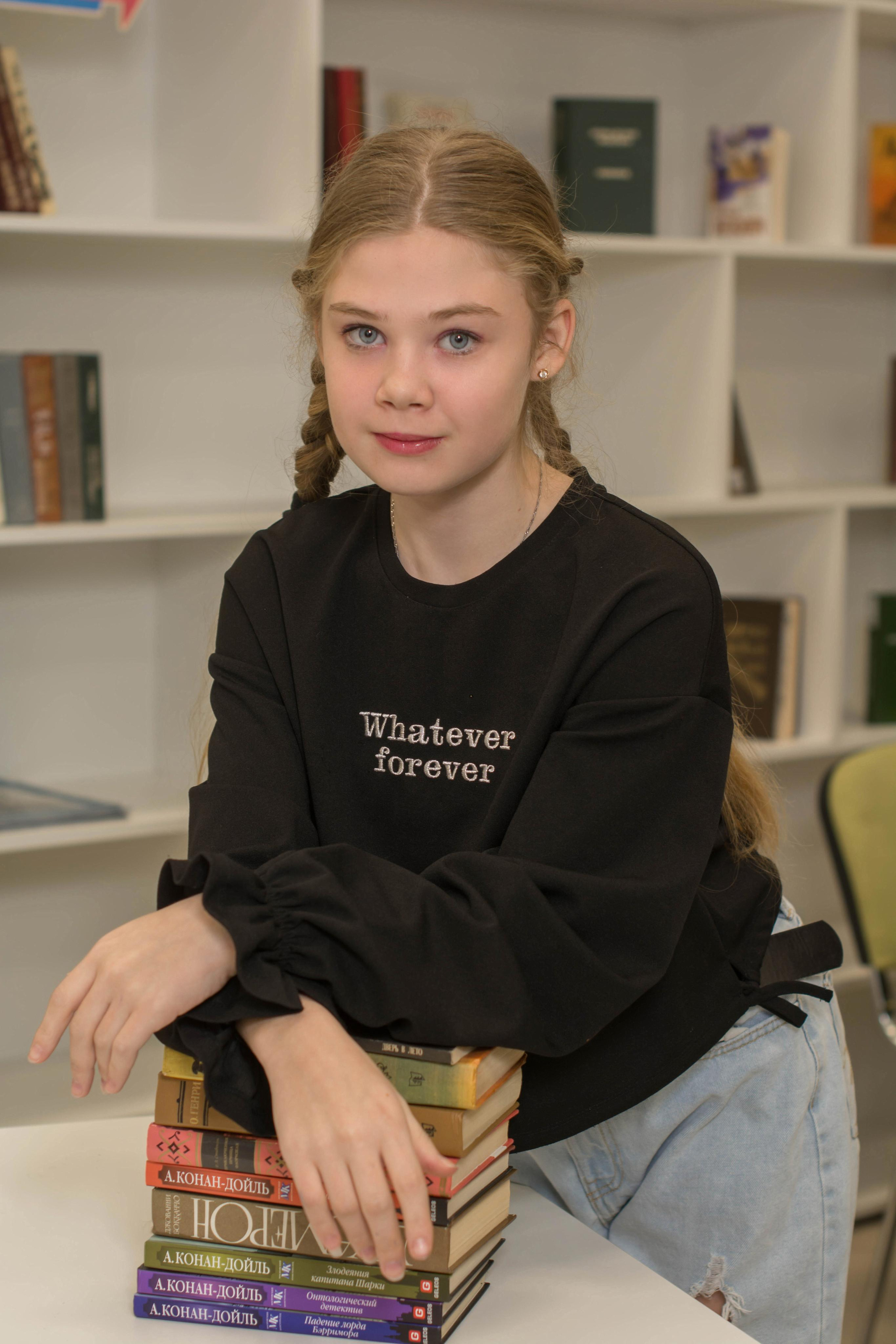 Черный верх синий низ на фоне класса.