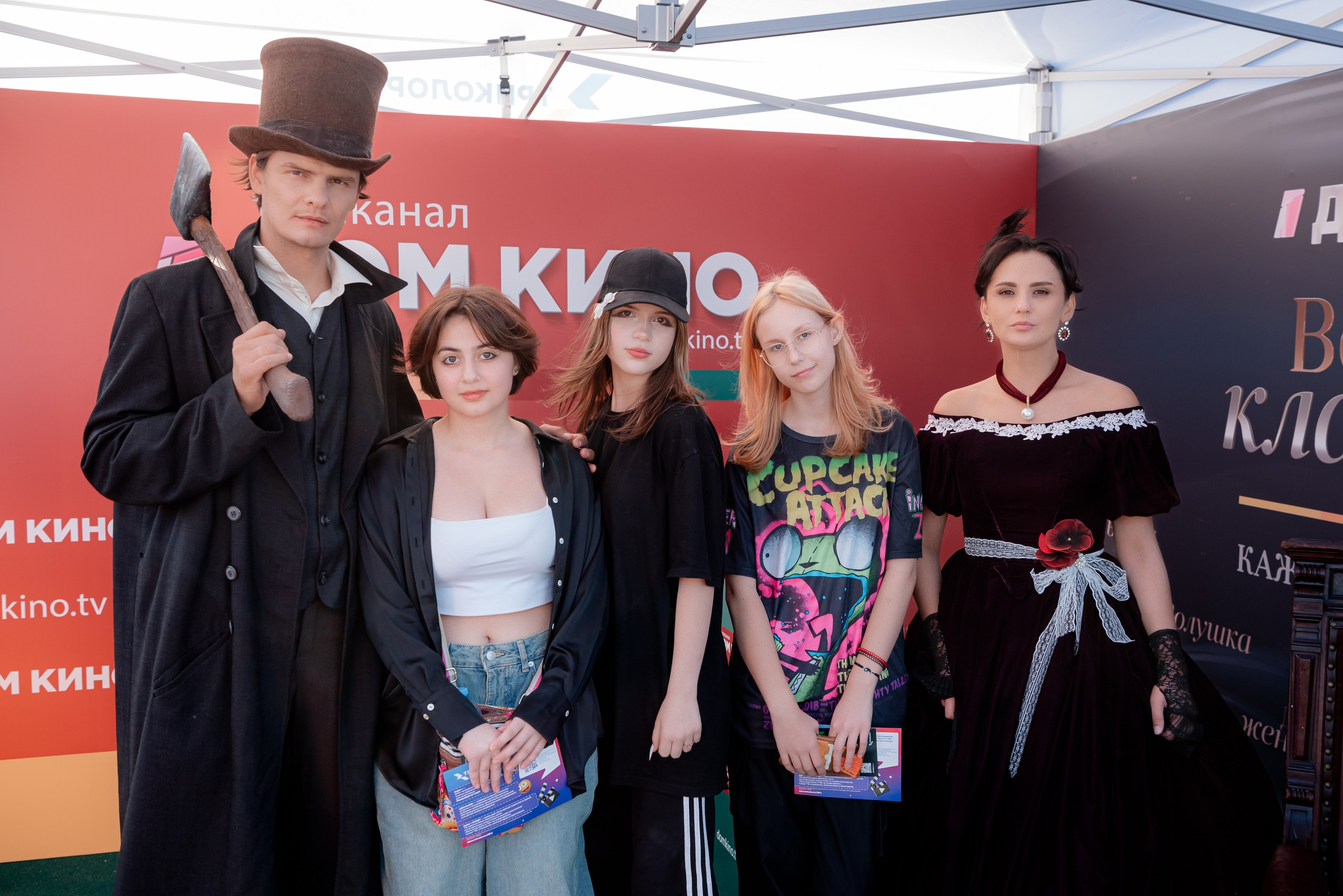 Портретные фото с артистами в палатке Триколор Дом Кинов на день города Волгоград. Фотограф в Волгограде и Волжском Александр Горбань