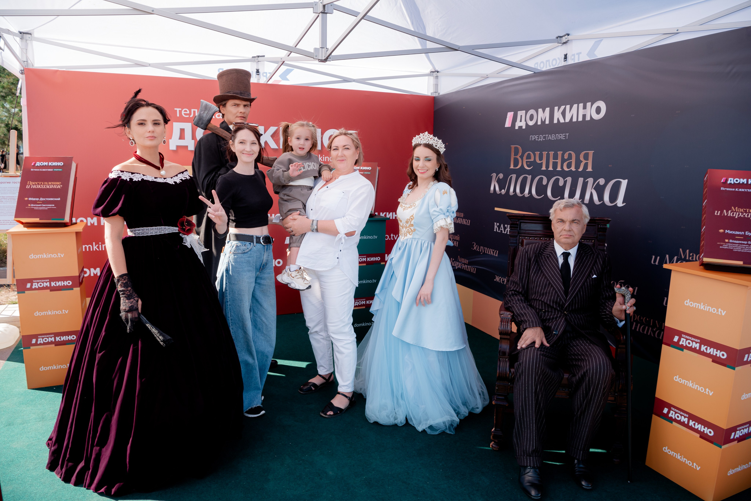 Портретные фото с артистами в палатке Триколор Дом Кинов на день города Волгоград. Фотограф в Волгограде и Волжском Александр Горбань