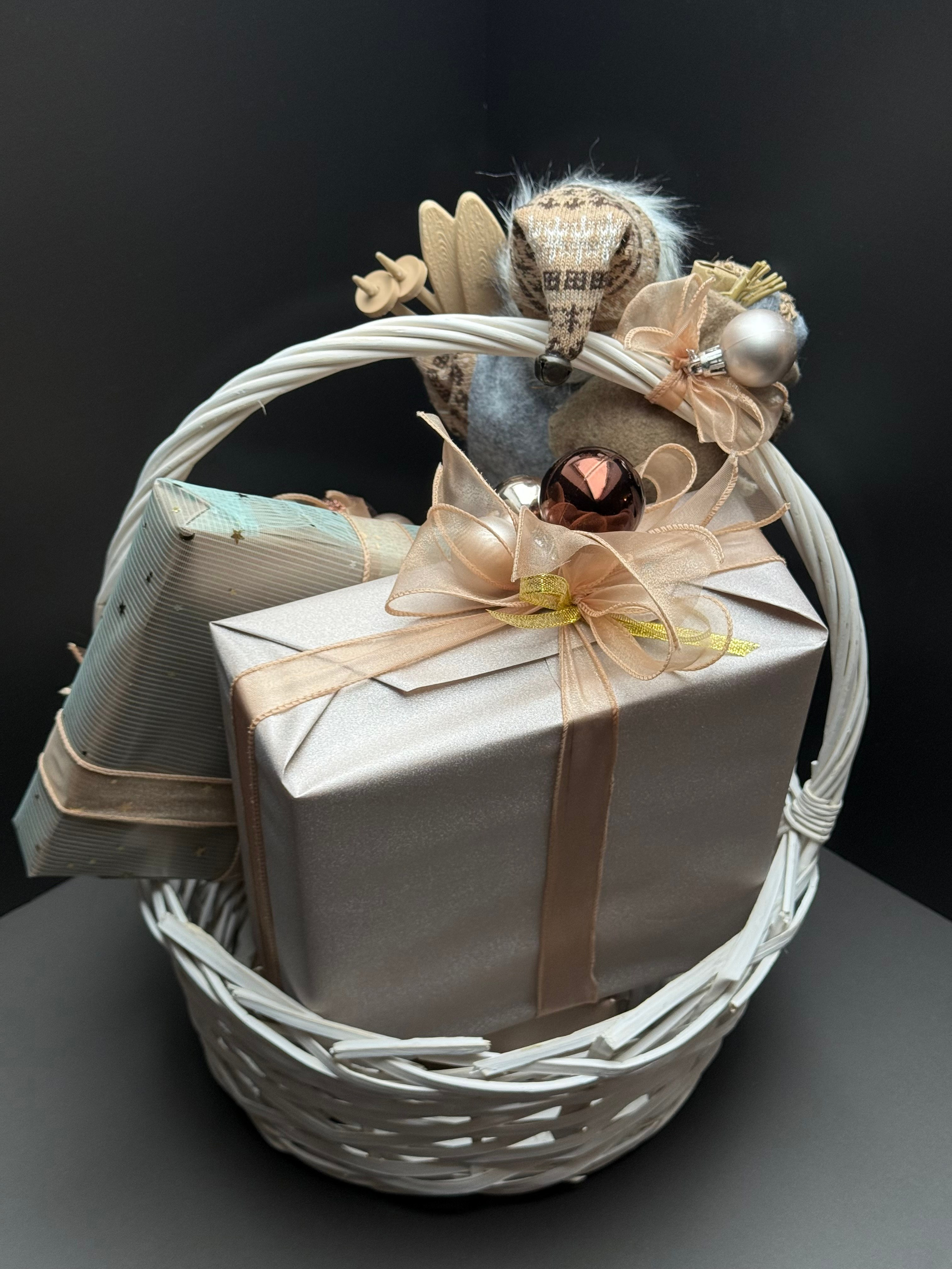 Новогодняя корзина. Студия подарочных наборов «Владия»