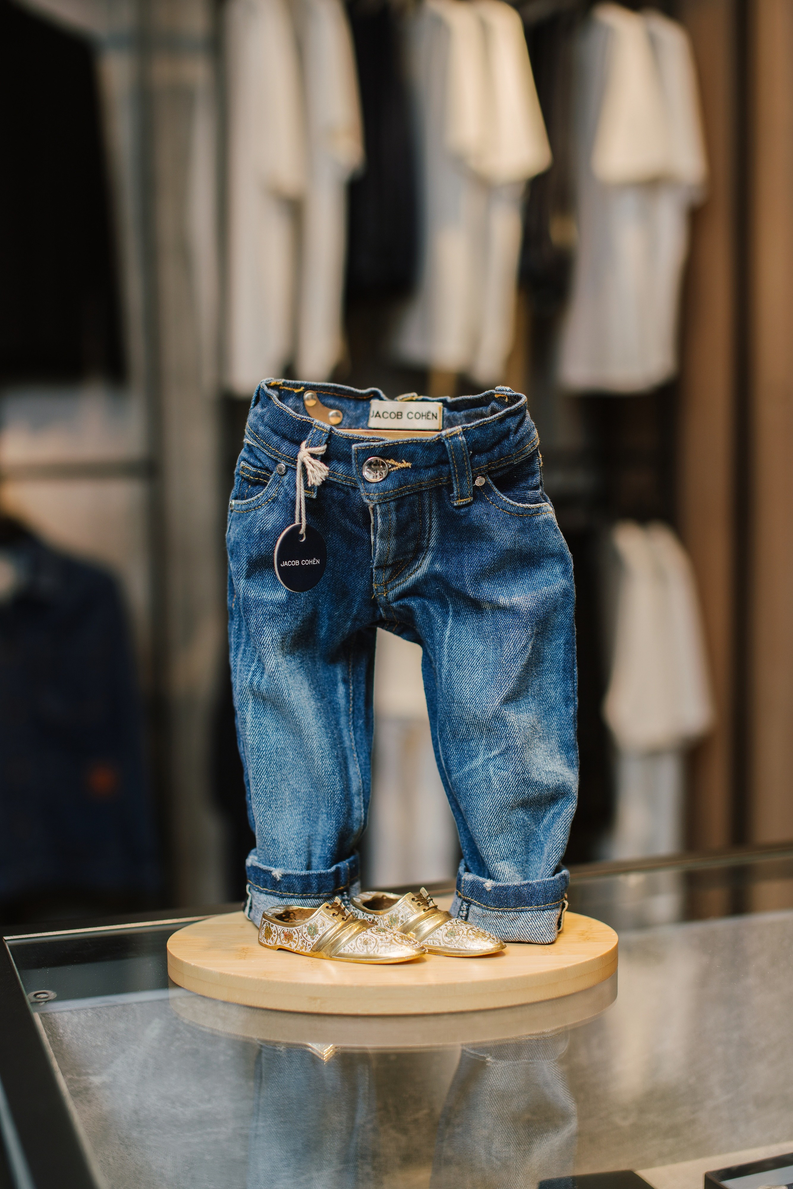 Интерьер бутика Bugatti. Профессиональная съемка в Алматы