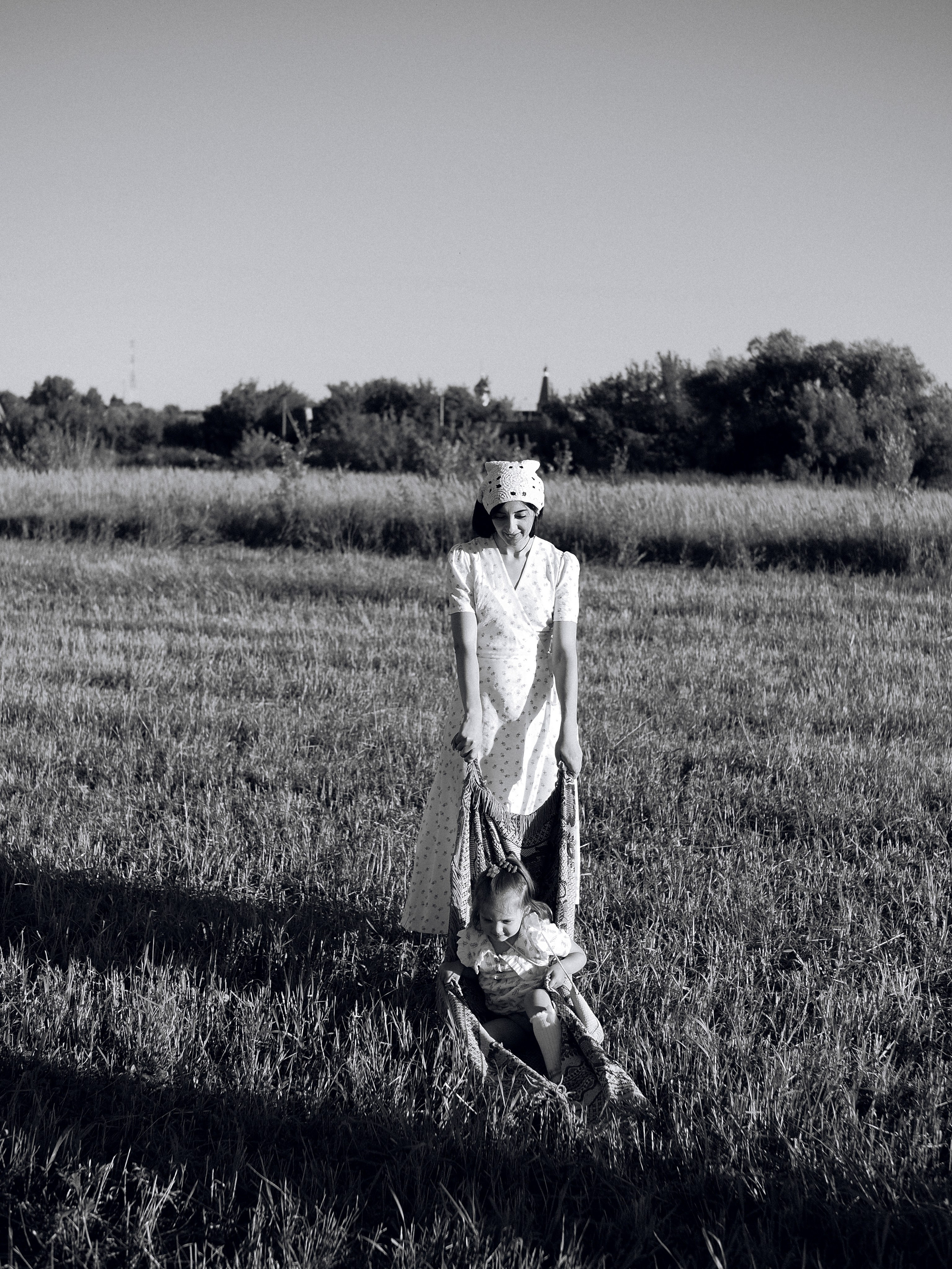 Гоняться по полю на тачке с мамой и папой. Обижаться. Смеяться. Фотограф Рязань. Семейный Свадебный фотограф