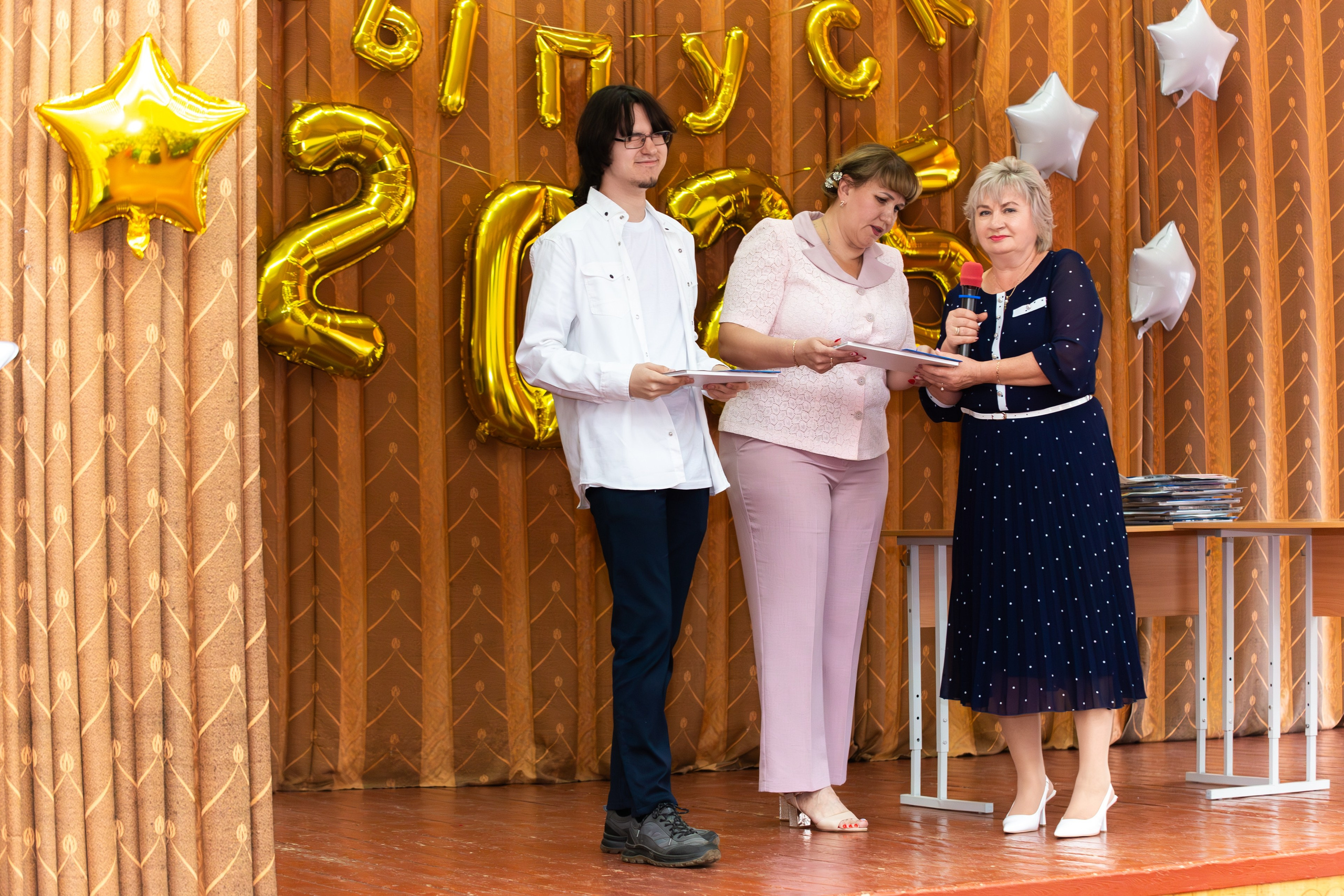ВРУЧЕНИЕ ДИПЛОМОВ 2025 9 ШКОЛА Г.МЦЕНСК. Профессиональный фотограф в Мценске и Орловской области