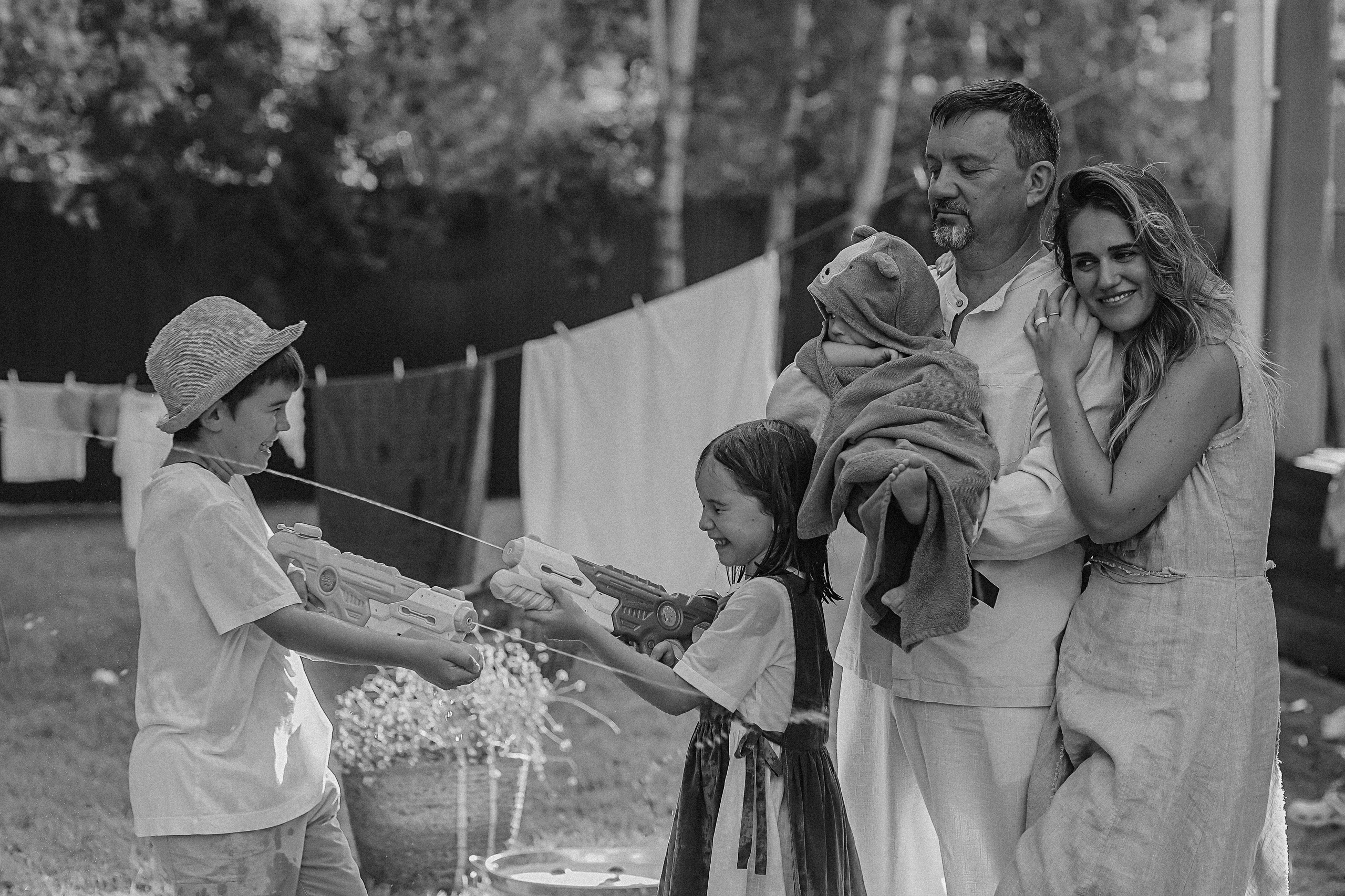 Стирка у дома. Семейный фотограф Тюмень, фотограф на роды Салмина Мария