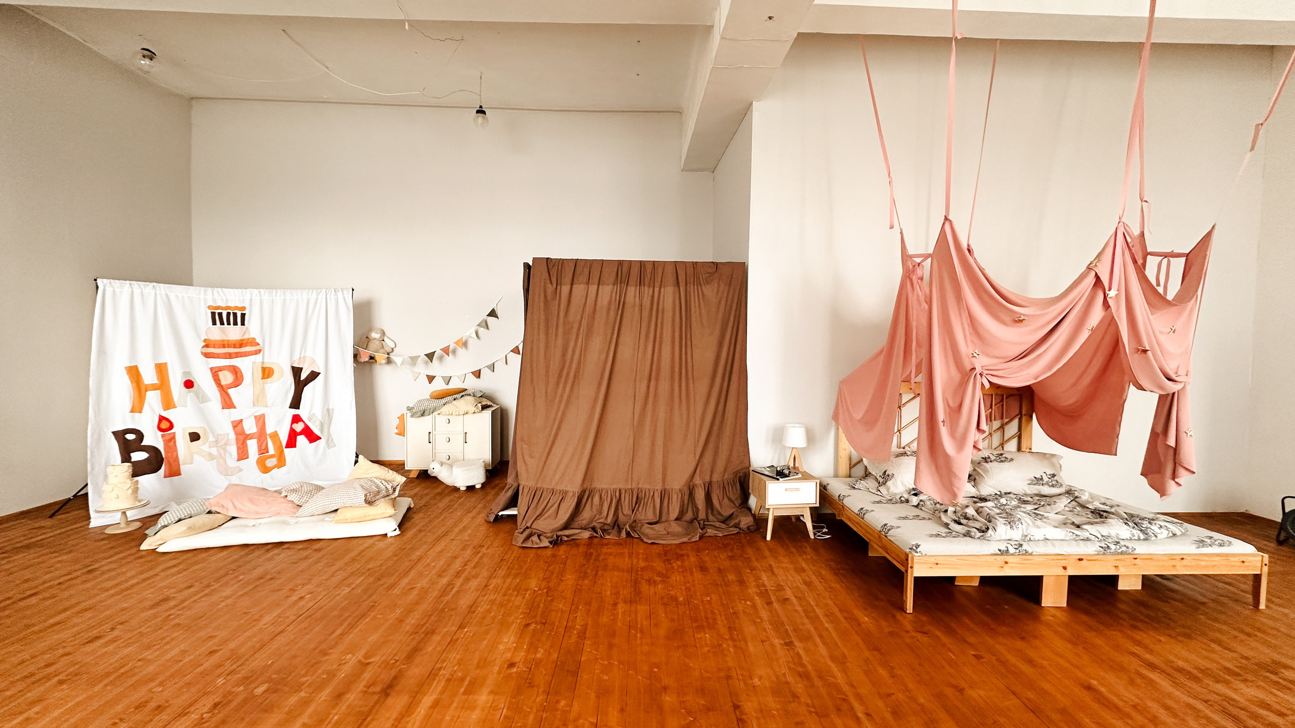 Интерьер фотостудии «Лофт Потолок», город Краснодар, ул. Зиповская 5 литер Х. Семейный и детский фотограф в Краснодаре Анна Трашкова